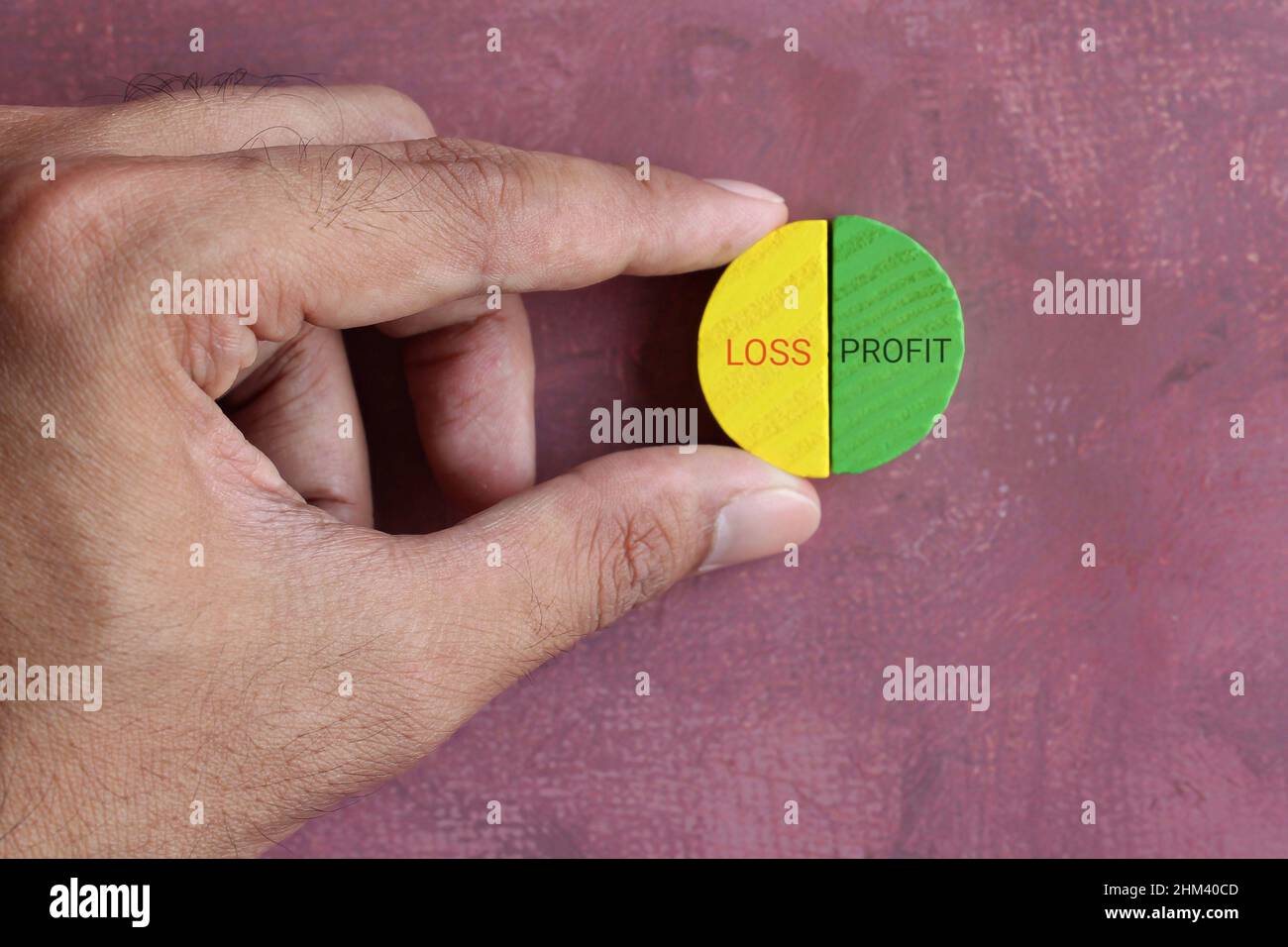 Concetto di business e finanza. Immagine vista dall'alto di mano e cubi di legno con PERDITA di testo e PROFITTO Foto Stock