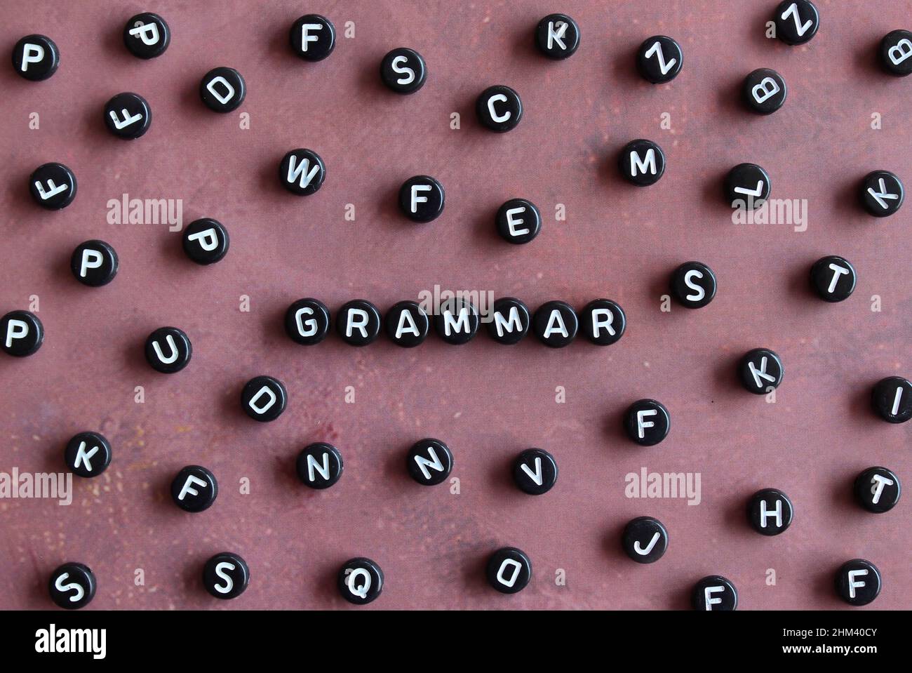 Immagine della vista dall'alto delle perle dell'alfabeto con GRAMMATICA del testo. Foto Stock