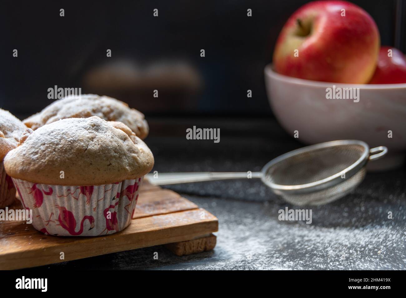 Frische Apfel muffin auf rustikale Art Foto Stock