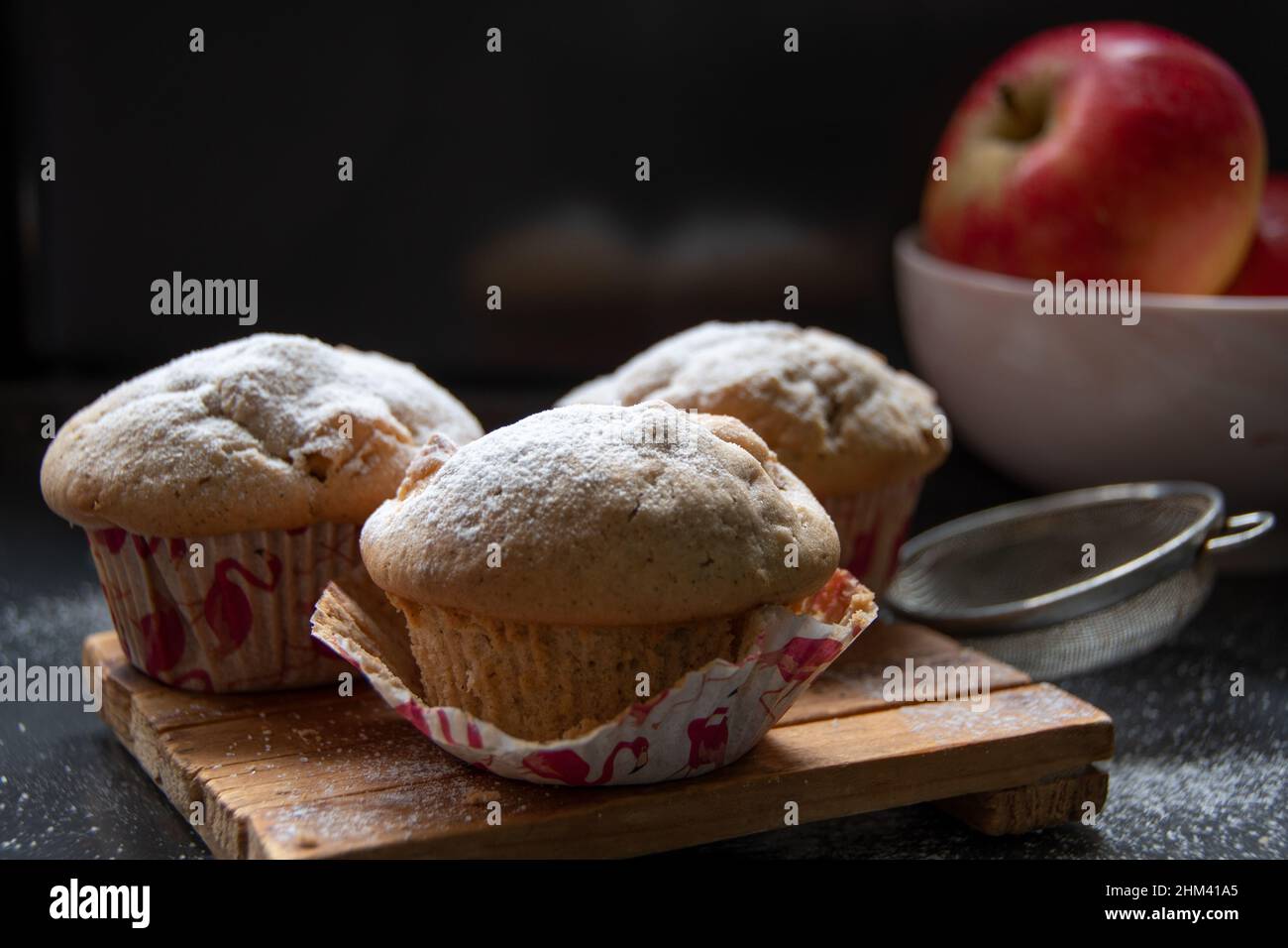 Frische Apfel muffin auf rustikale Art Foto Stock