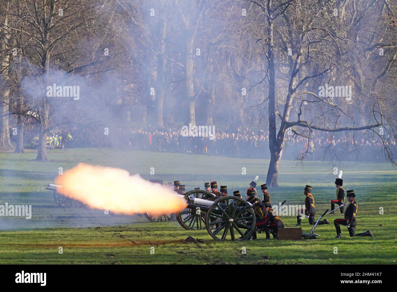 I membri della truppa del Re, Royal Horse Artillery, fanno un saluto a Green Park, nel centro di Londra, per segnare l'inizio ufficiale del Giubileo del platino. Data foto: Lunedì 7 febbraio 2022. Foto Stock