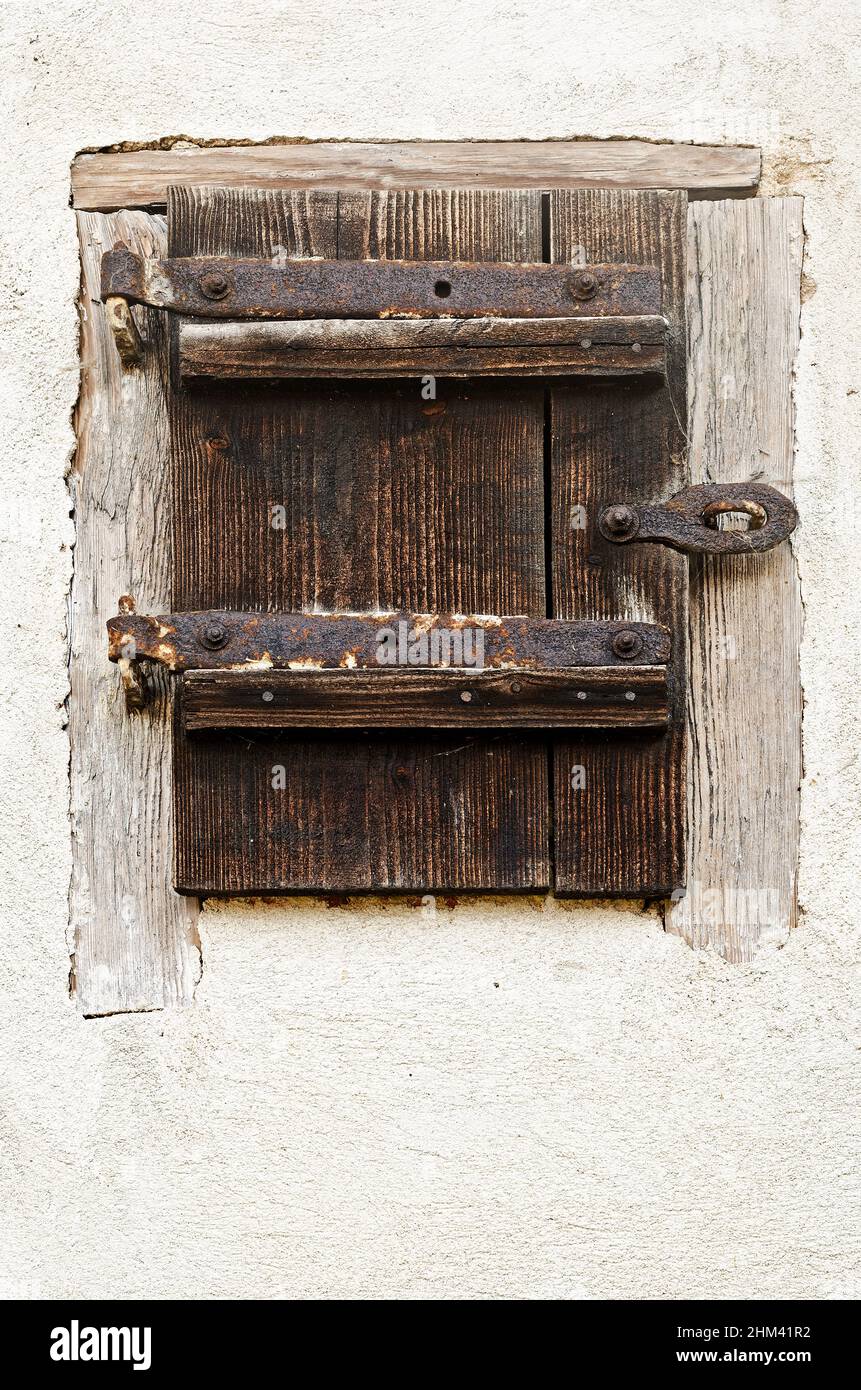 Vecchio piccolo fienile porta in legno con vitelli arrugginiti d'epoca Foto Stock
