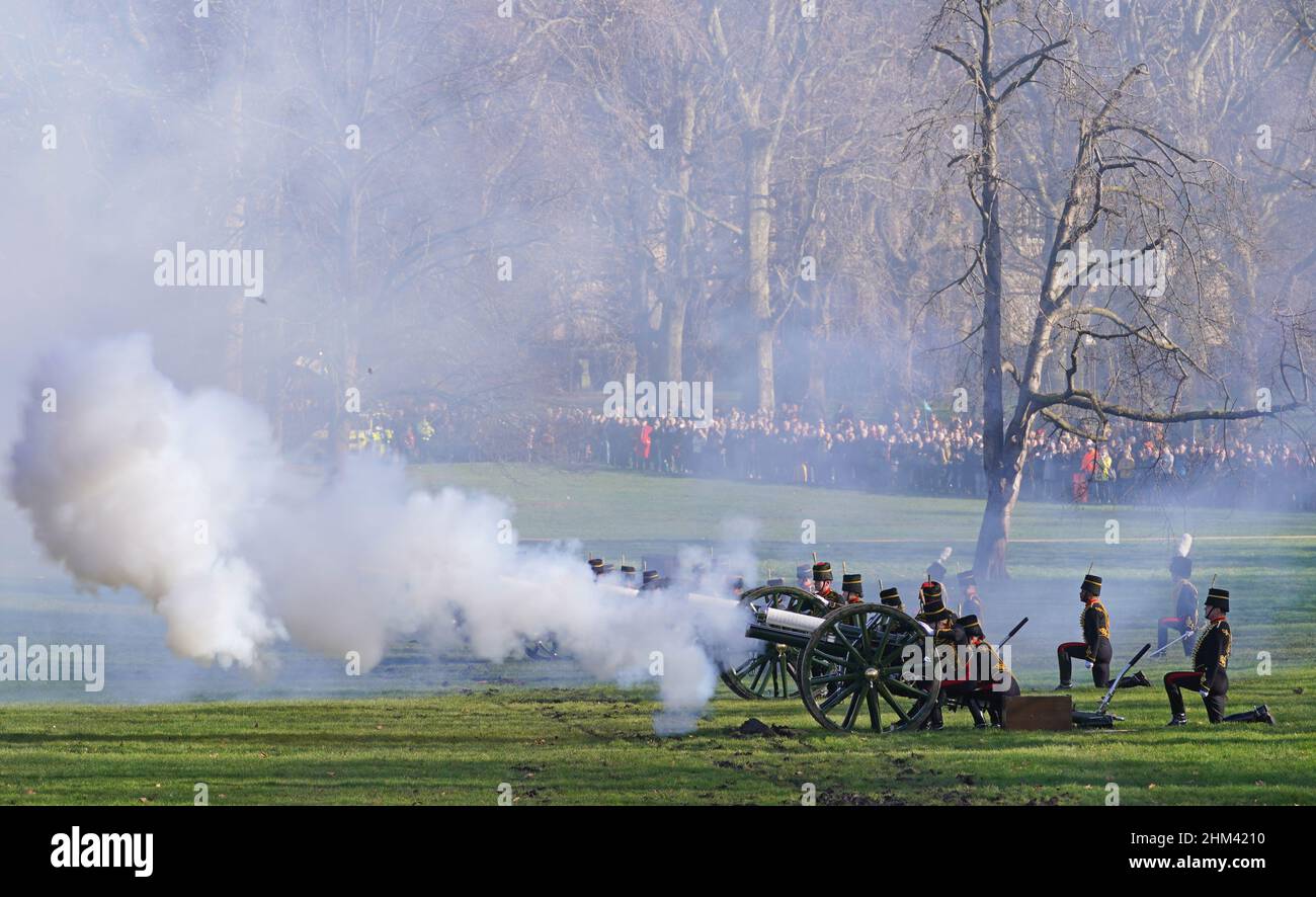I membri della truppa del Re, Royal Horse Artillery, fanno un saluto a Green Park, nel centro di Londra, per segnare l'inizio ufficiale del Giubileo del platino. Data foto: Lunedì 7 febbraio 2022. Foto Stock