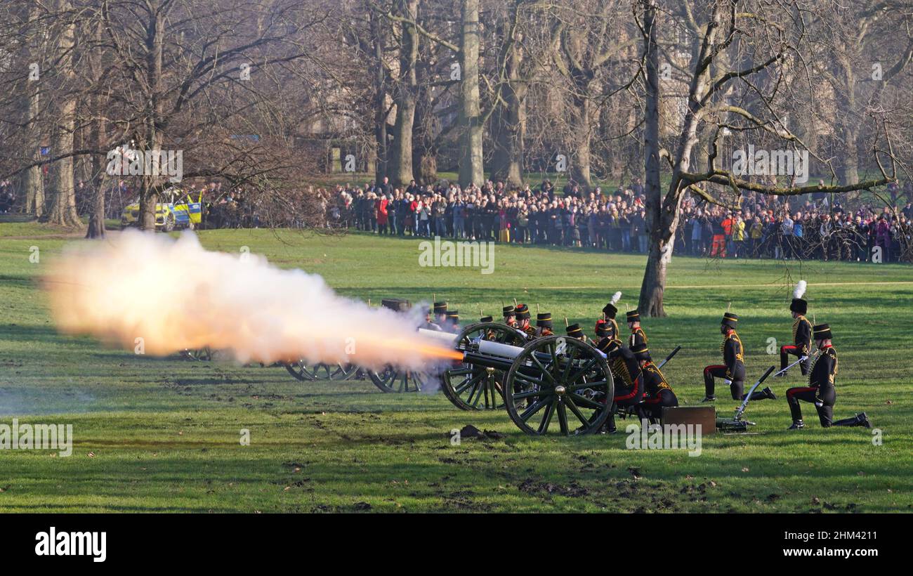 I membri della truppa del Re, Royal Horse Artillery, fanno un saluto a Green Park, nel centro di Londra, per segnare l'inizio ufficiale del Giubileo del platino. Data foto: Lunedì 7 febbraio 2022. Foto Stock