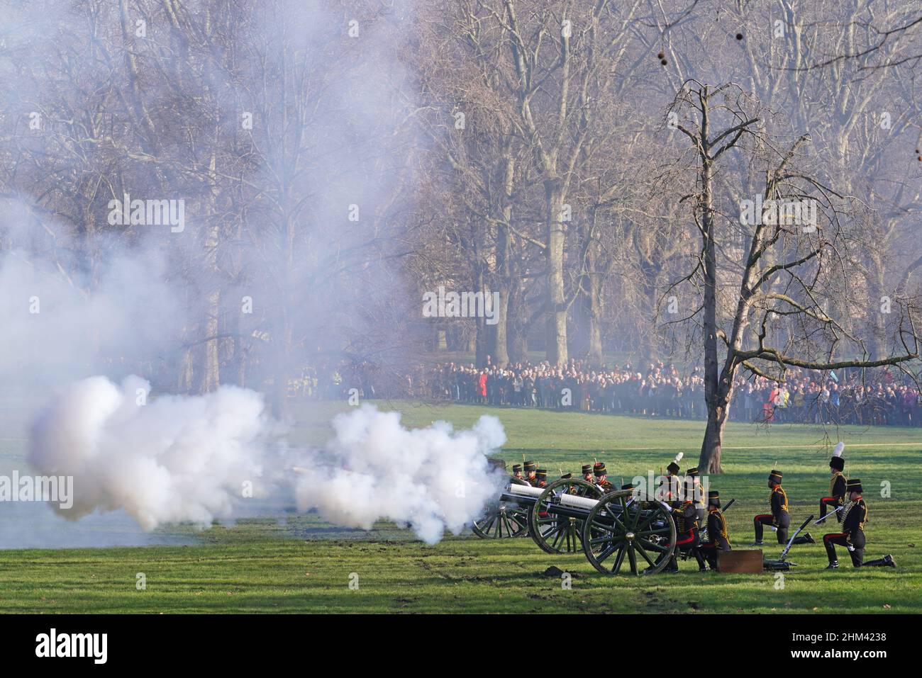 I membri della truppa del Re, Royal Horse Artillery, fanno un saluto a Green Park, nel centro di Londra, per segnare l'inizio ufficiale del Giubileo del platino. Data foto: Lunedì 7 febbraio 2022. Foto Stock