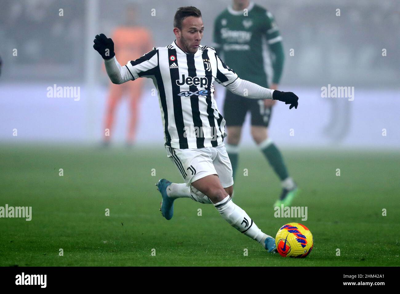Torino, Italia. 06th Feb 2022. Arthur of Juventus FC controlla la palla durante la serie A partita tra Juventus FC e Hellas Verona FC allo Stadio Allianz il 6 febbraio 2022 a Torino. Credit: Marco Canoniero/Alamy Live News Foto Stock