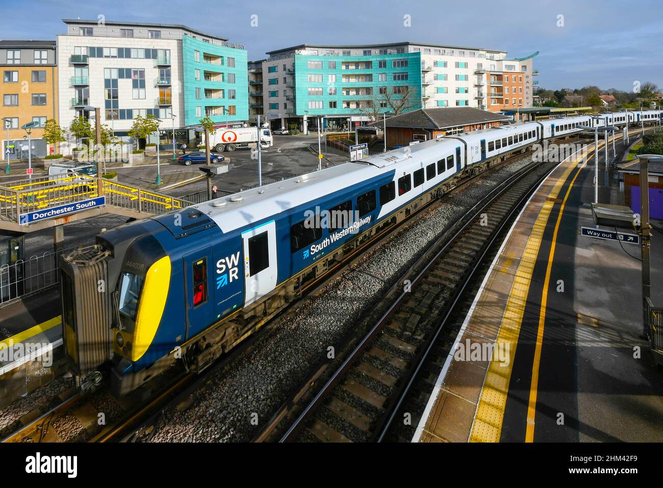 Dorchester, Dorset, Regno Unito. 7th febbraio 2022. Meteo Regno Unito. Vista generale della stazione ferroviaria di Dorchester South a Dorset con il treno della ferrovia sud-occidentale che si dirige verso Londra da Weymouth al binario in una mattinata di caldo sole e nocciola. Picture Credit: Graham Hunt/Alamy Live News Foto Stock