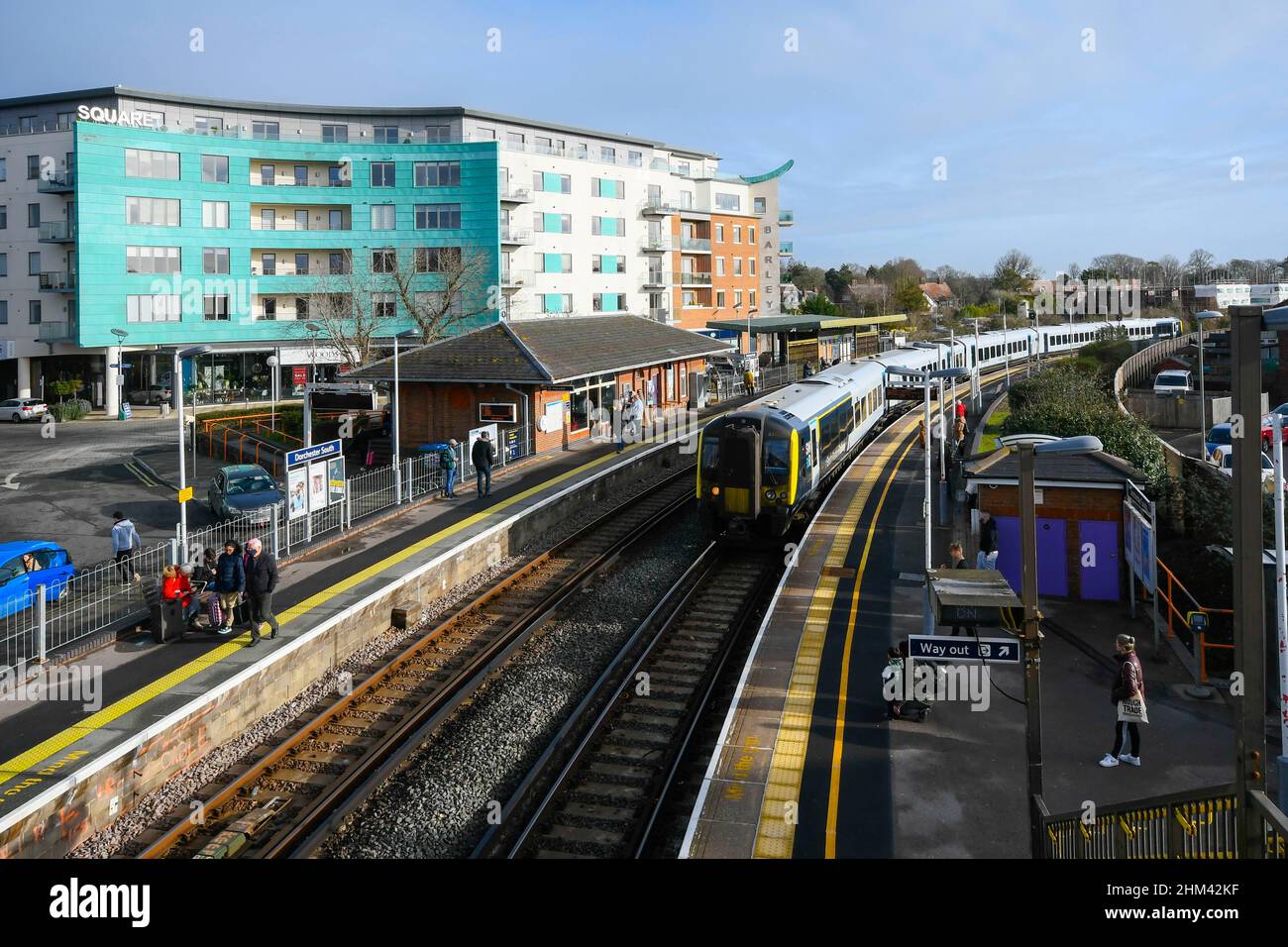 Dorchester, Dorset, Regno Unito. 7th febbraio 2022. Meteo Regno Unito. Vista generale della stazione ferroviaria di Dorchester South a Dorset con il treno della ferrovia sud-occidentale che si dirige verso Weymouth da Londra al binario in una mattinata di caldo sole e nocciola. Picture Credit: Graham Hunt/Alamy Live News Foto Stock
