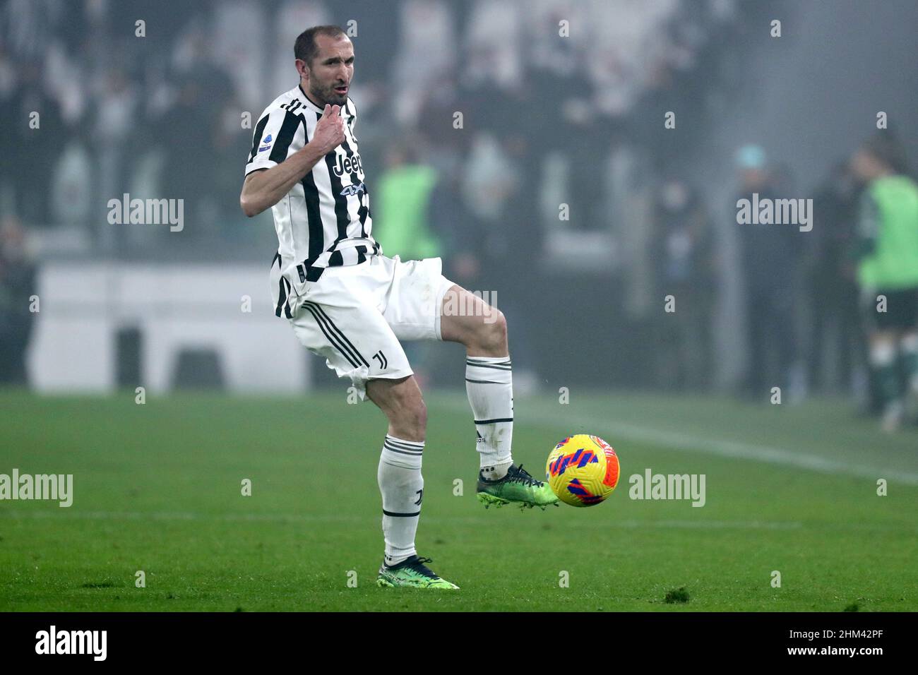 Torino, Italia. 06th Feb 2022. Giorgio Chiellini della Juventus FC controlla la palla durante la Serie A partita tra Juventus FC e Hellas Verona FC allo Stadio Allianz il 6 febbraio 2022 a Torino. Credit: Marco Canoniero/Alamy Live News Foto Stock