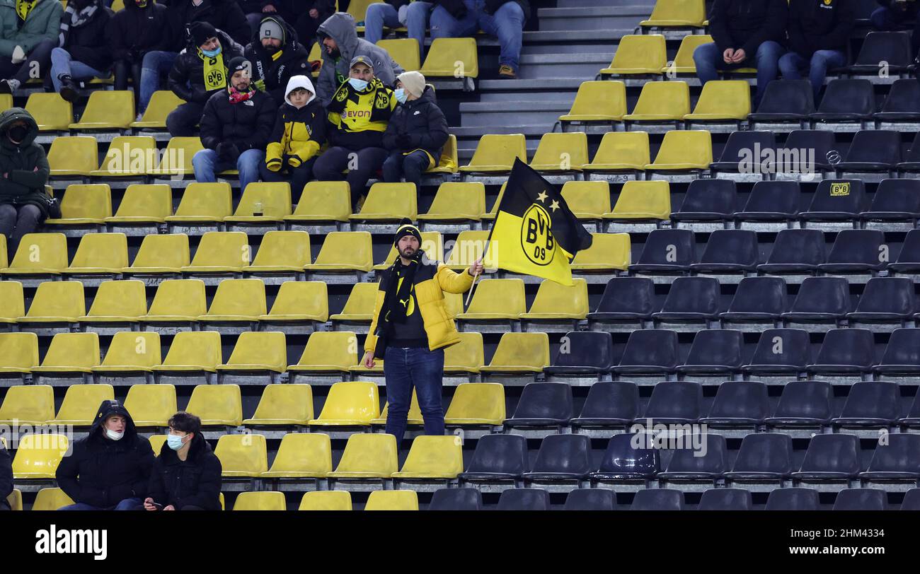 Primo: 06.02.2022, Fuvuball, 1.Bundesliga, stagione 2021/2022, BVB, Borussia Dortmund - Bayer 04 Leverkusen 2:5 solo 10000 tifosi, spettatori, ammessi, BVB fan con bandiera Foto Stock