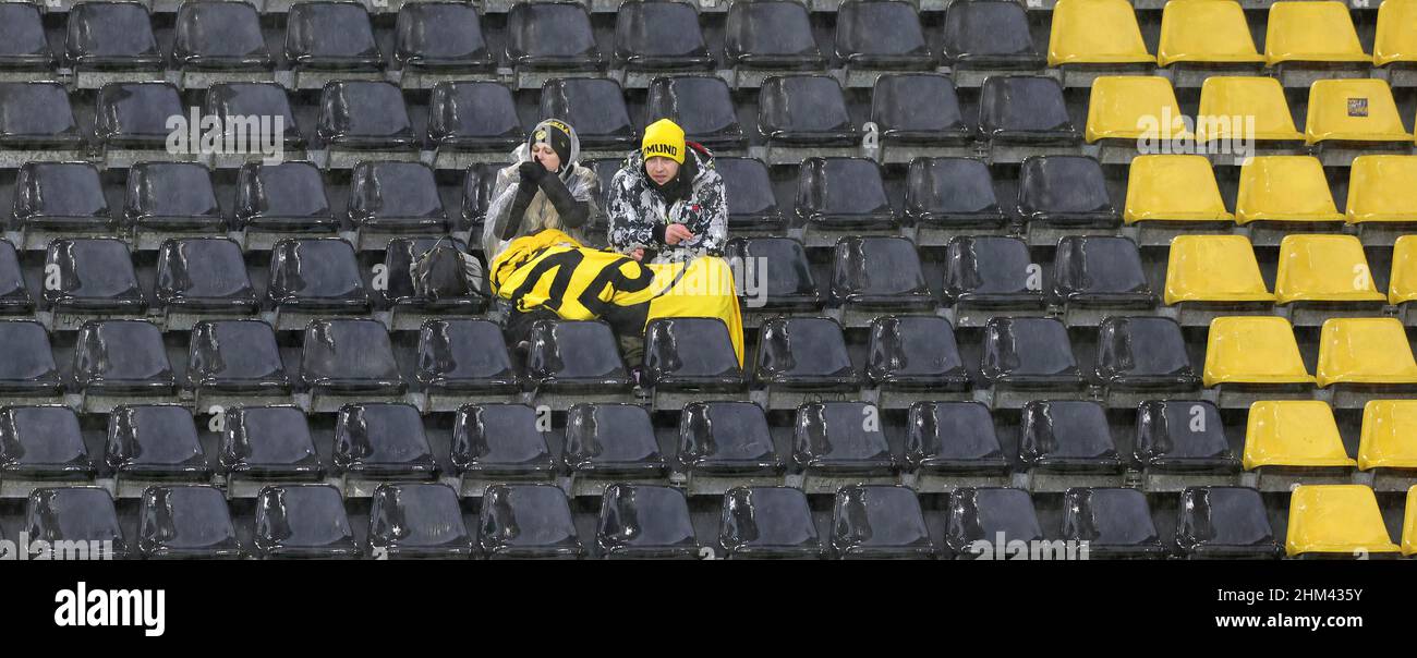 Città di Dortmund, Germania. 06th Feb, 2022. Primo: 06.02.2022, Fuvuball, 1.Bundesliga, stagione 2021/2022, BVB, Borussia Dortmund - Bayer 04 Leverkusen 2:5 solo 10000 fan, spettatori, ammessi, due BVB solitario sul Tribvne credito: dpa/Alamy Live News Foto Stock