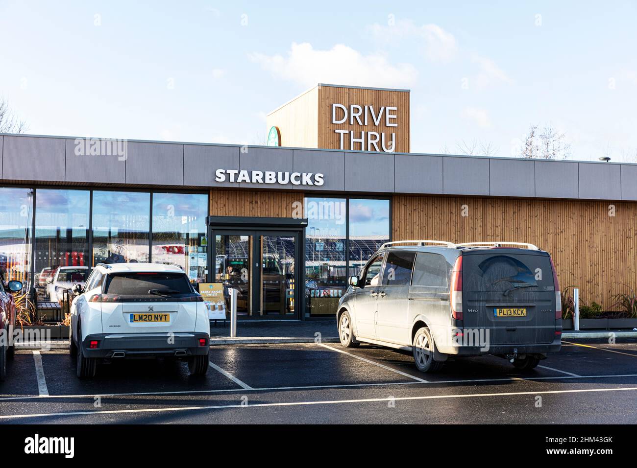 Starbucks Drive Thru,Starbucks,Starbucks Coffee,Starbucks Drive Through,Drive Through,Starbucks Sign,Starbucks Building,Coffee,starbucks Coffee shop, Foto Stock