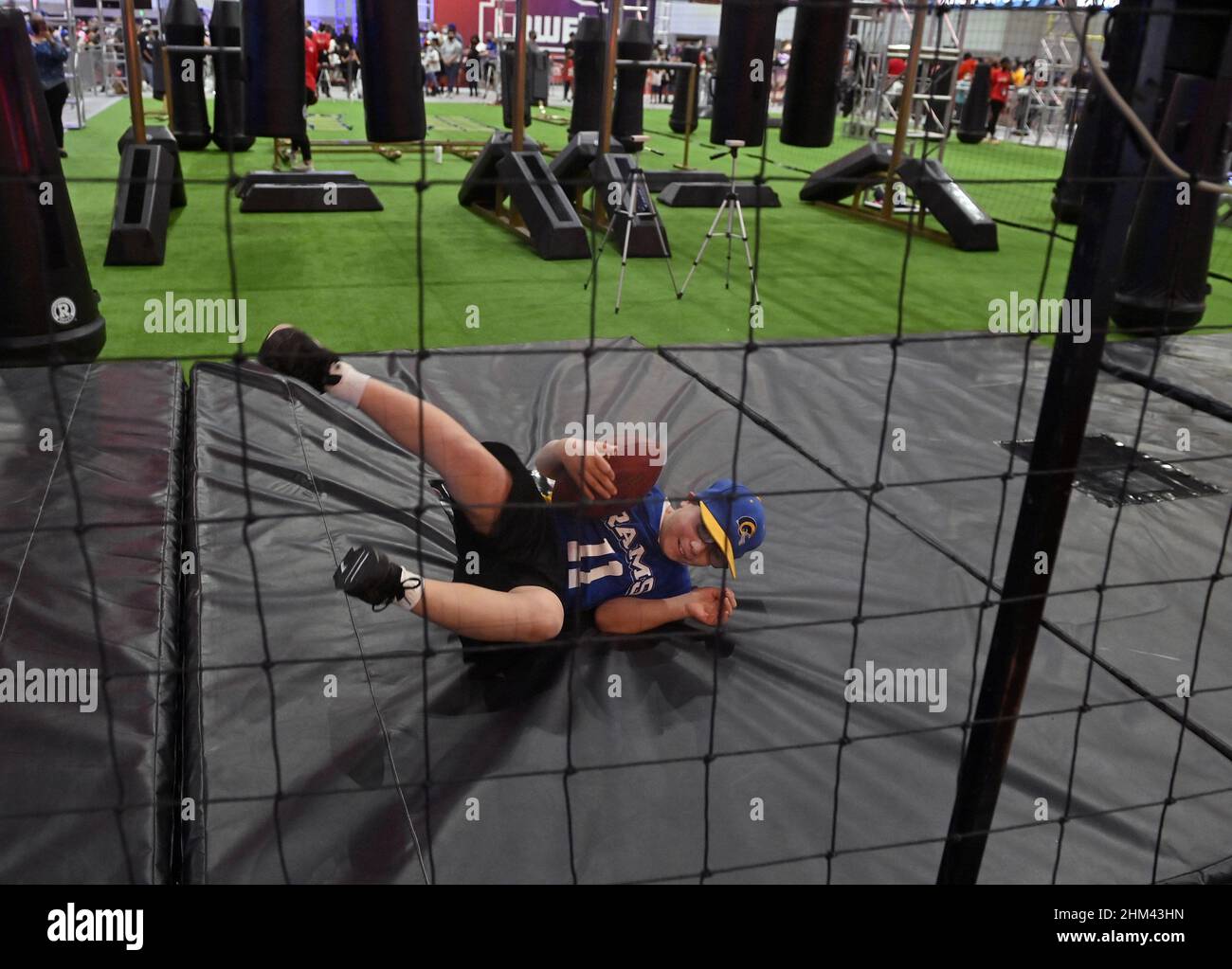 I visitatori si immergono nella storia della NFL in una mostra interattiva al L.A. Convention Center a Los Angeles domenica 6 febbraio 2022. I Los Angeles Rams e i Cincinnati Bengals si incontreranno al Super Bowl LVI al SoFi Stadium di Inglewood, California, domenica. Foto di Jim Ruymen/UPI Foto Stock