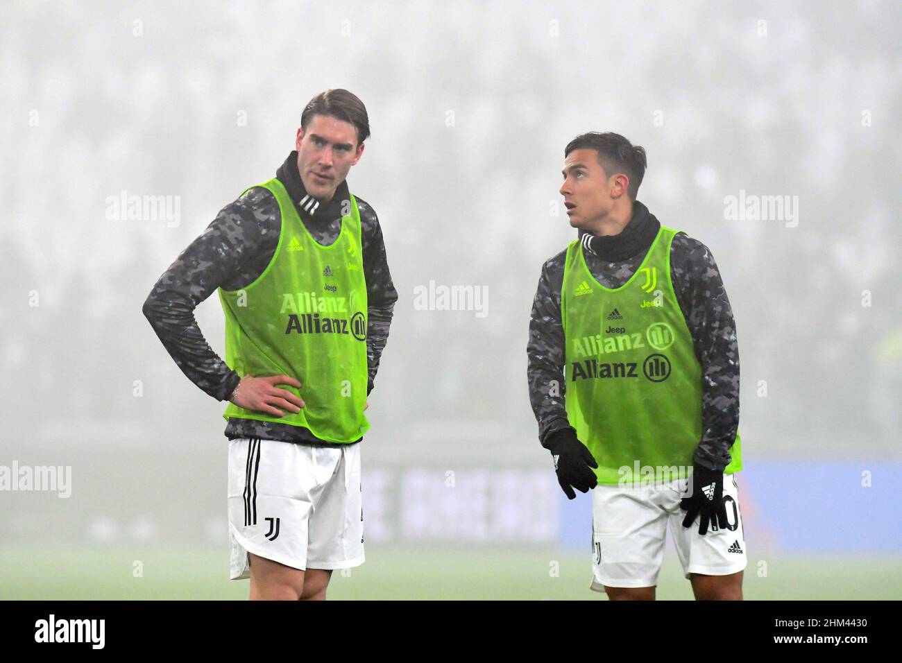 Dusan Vlahovic e Paulo Dybala della Juventus FC si scaldano durante la serie A 2021/22 tra Juventus FC e Hellas Verona FC allo Stadio Allianz Foto Stock