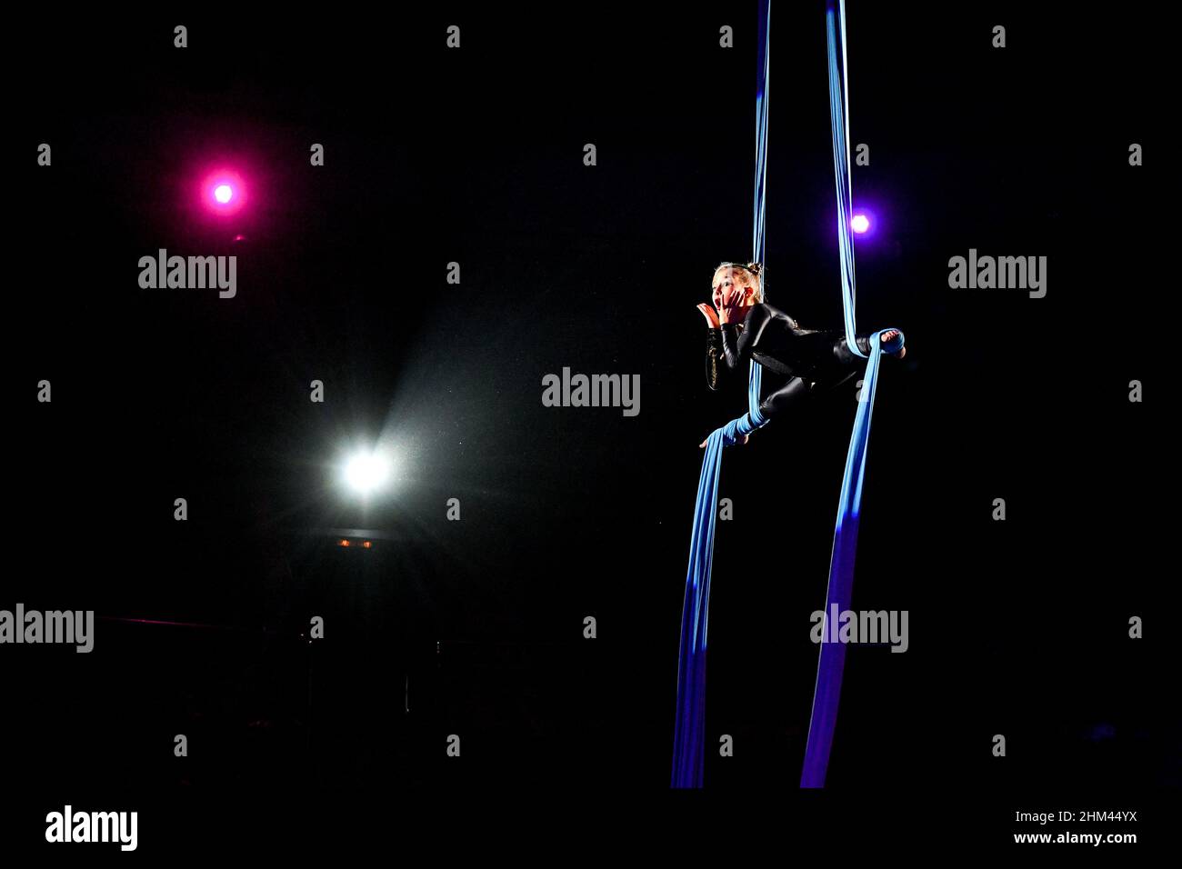 ZASPORIZHZHIA, UCRAINA - 4 FEBBRAIO 2022 - un'artista di seta aerea mostra le sue abilità durante la Top Fest Circus Day al Circus di Stato di Zaporizhzhia, Foto Stock