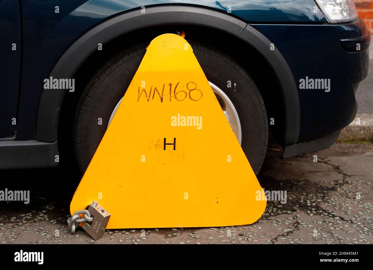 Foto di archivio datata 04/07/12 di un'auto bloccata su una strada a Stockport. Gli automobilisti riceveranno una maggiore protezione dalla "riscossione aggressiva del debito e dalle tasse irragionevoli" attraverso un taglio del 50% alla multa cap per i parcheggi privati, ha affermato il governo. In base a un nuovo codice di condotta sui parcheggi introdotto dal Dipartimento per il livellamento, l'edilizia abitativa e le comunità lunedì, l'ammenda massima sarà ridotta da £100 a £50 per la maggior parte dei casi in Inghilterra e Galles, esclusa Londra. Data di emissione: Lunedì 7 febbraio 2022. Foto Stock
