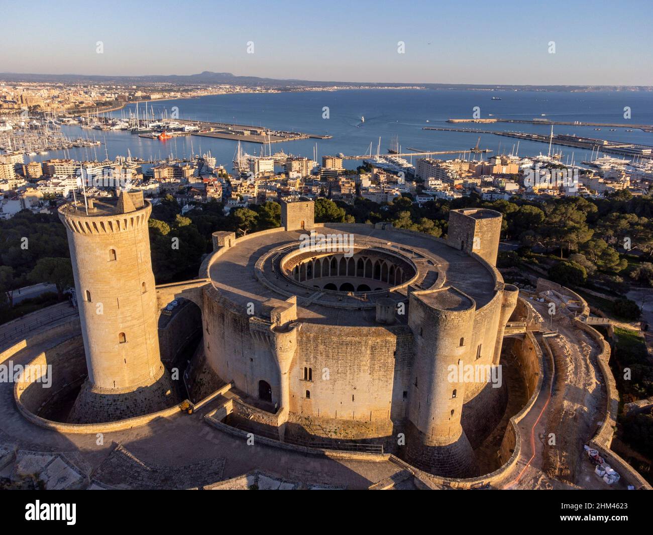 Castello Bellver e la città di Palma sullo sfondo, Maiorca, Isole Baleari, Spagna Foto Stock