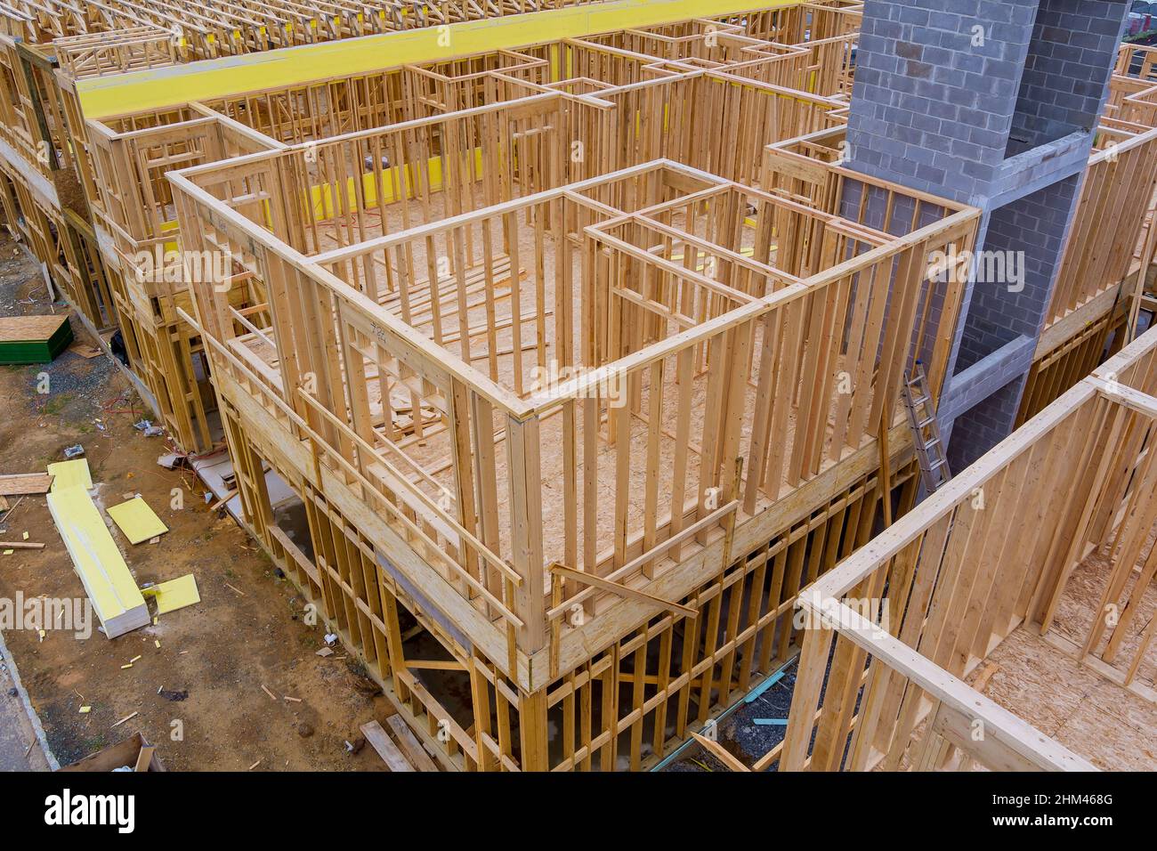 Travetti in legno per la posa del secondo piano di un nuovo edificio in legno Foto Stock