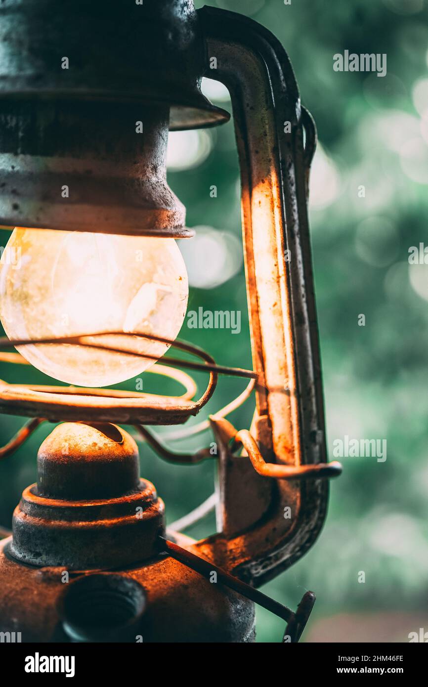 Lampada a gas arrugginita d'epoca nella foresta. Foto Stock