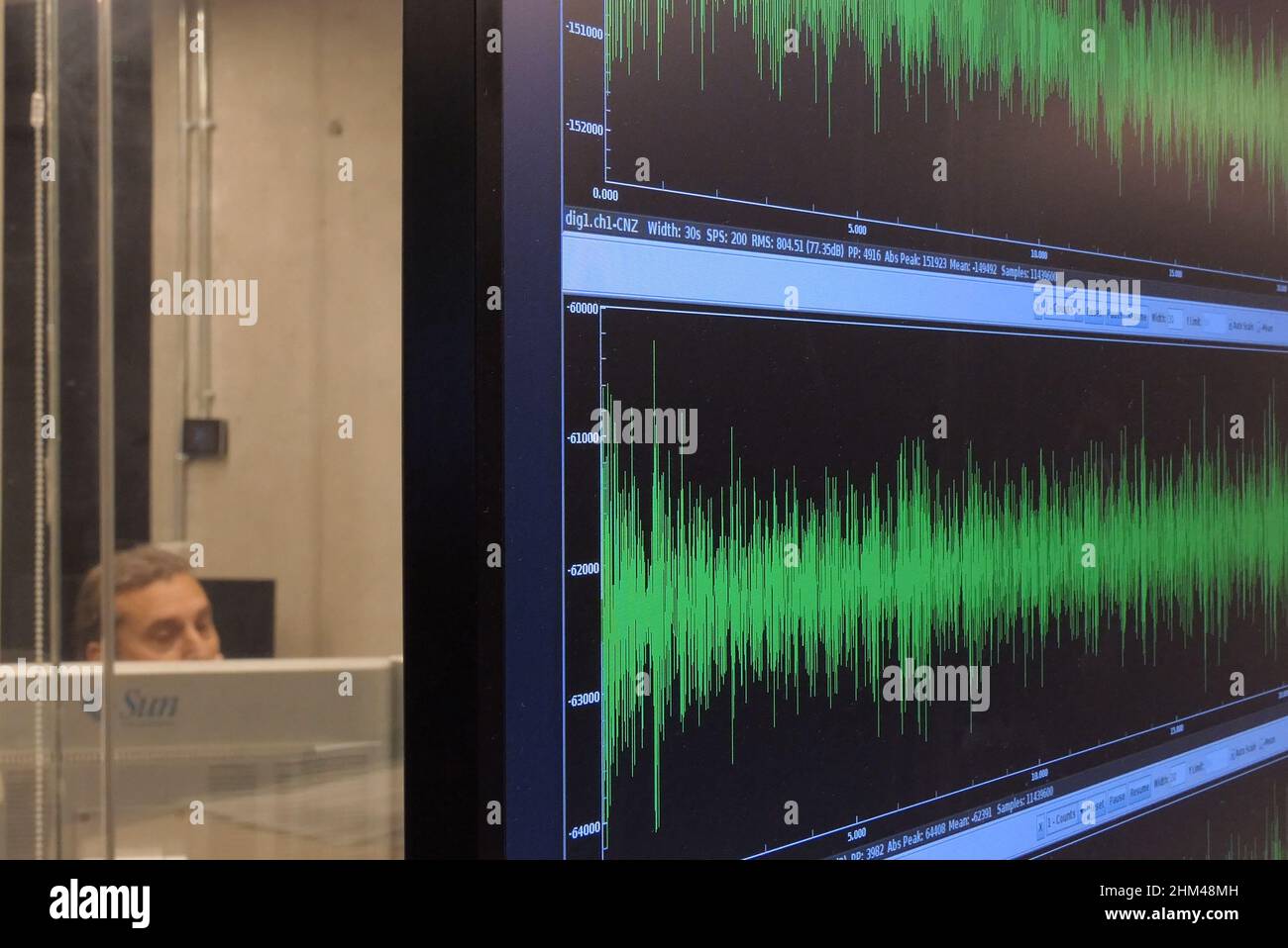Gerusalemme, Israele. 7th Feb 2022. Uno schermo computerizzato del sistema di allerta rapida terremoto nazionale TRUAA (EEWS) mostra una lettura sismografica di un terremoto presso il centro di comunicazione della Geological Survey of Israel (GSI) il 07 febbraio 2022 a Gerusalemme, Israele. Israele si trova al confine delle placche tettoniche delle regioni arabe e africane, comunemente note come la "Rift yrian-African", che in passato ha causato molti terremoti devastanti. Credit: Eddie Gerald/Alamy Live News Foto Stock