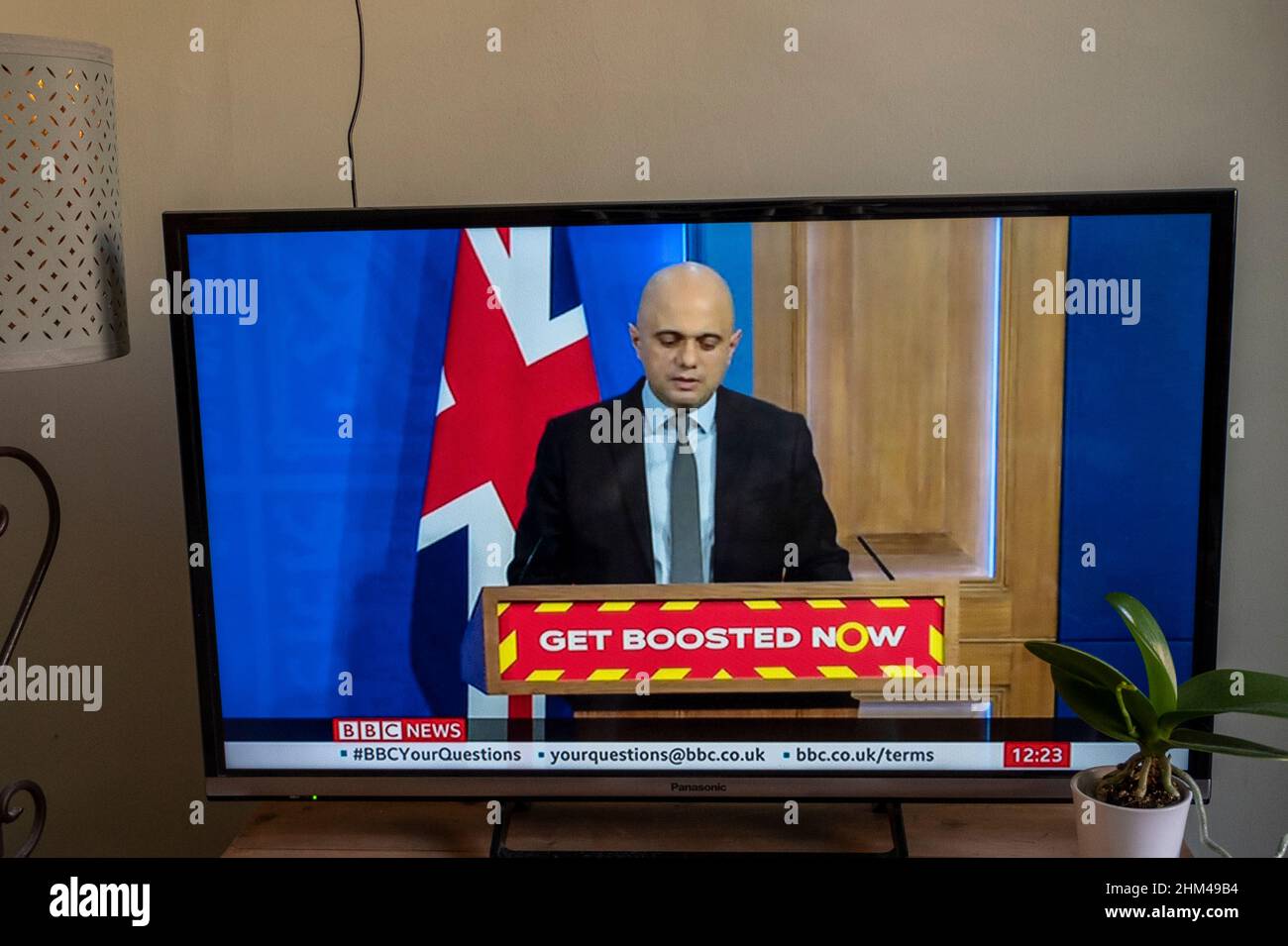 Sajid Javid, Segretario di Stato per la Salute, che ha dato una conferenza stampa a Downing Street sulle notizie BBC con il logo 'Get boosted Now'. Foto Stock