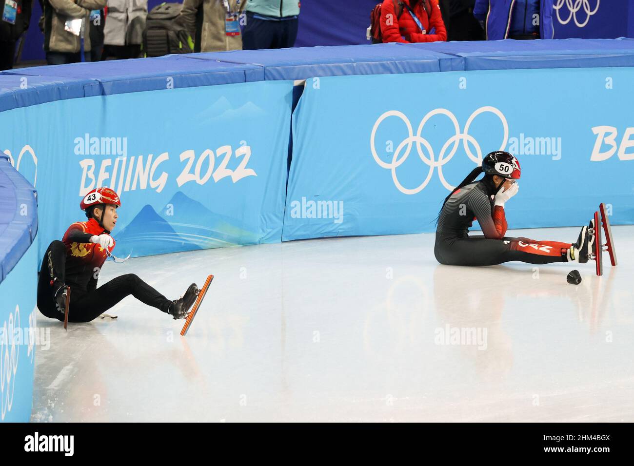 PECHINO, CINA - FEBBRAIO 7: Kexin Fan of China e Alyson Charles of Canada che gareggiano nella finale A di Short Track Speed Skating del Mens 1000m durante i Giochi Olimpici di Pechino 2022 al Capitol Indoor Skating il 7 febbraio 2022 a Pechino, Cina (Foto di Iris van den Broek/Orange Pictures) NOCNSF Foto Stock