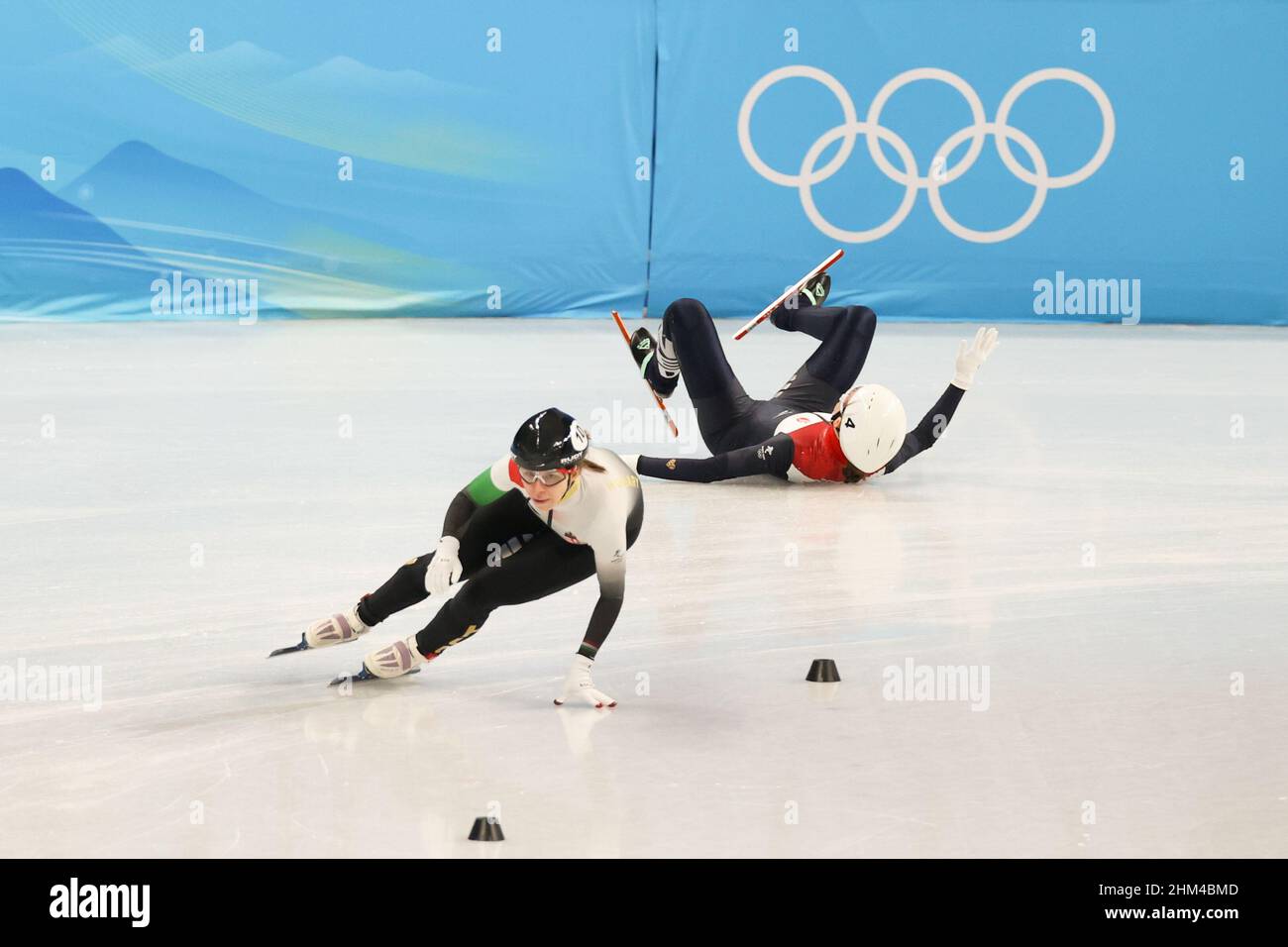 Pechino, Cina. 07th Feb 2022. PECHINO, CINA - FEBBRAIO 7: La caduta di Selma Poutsma dei Paesi Bassi in competizione sulla finale A di Short Track Speed Skating da uomo del 1000m durante i Giochi Olimpici di Pechino 2022 al Capitol Indoor Skating il 7 febbraio 2022 a Pechino, Cina (Foto di Iris van den Broek/Orange Pictures) NOCNSF credito: Orange Pics BV/Alamy Live News Foto Stock