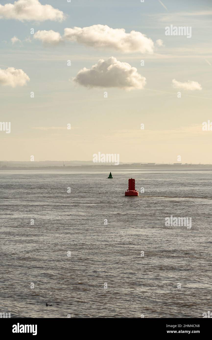 Lungo il fiume Mersey su Otterspool Prom guardando verso il porto di Ellesmere Foto Stock