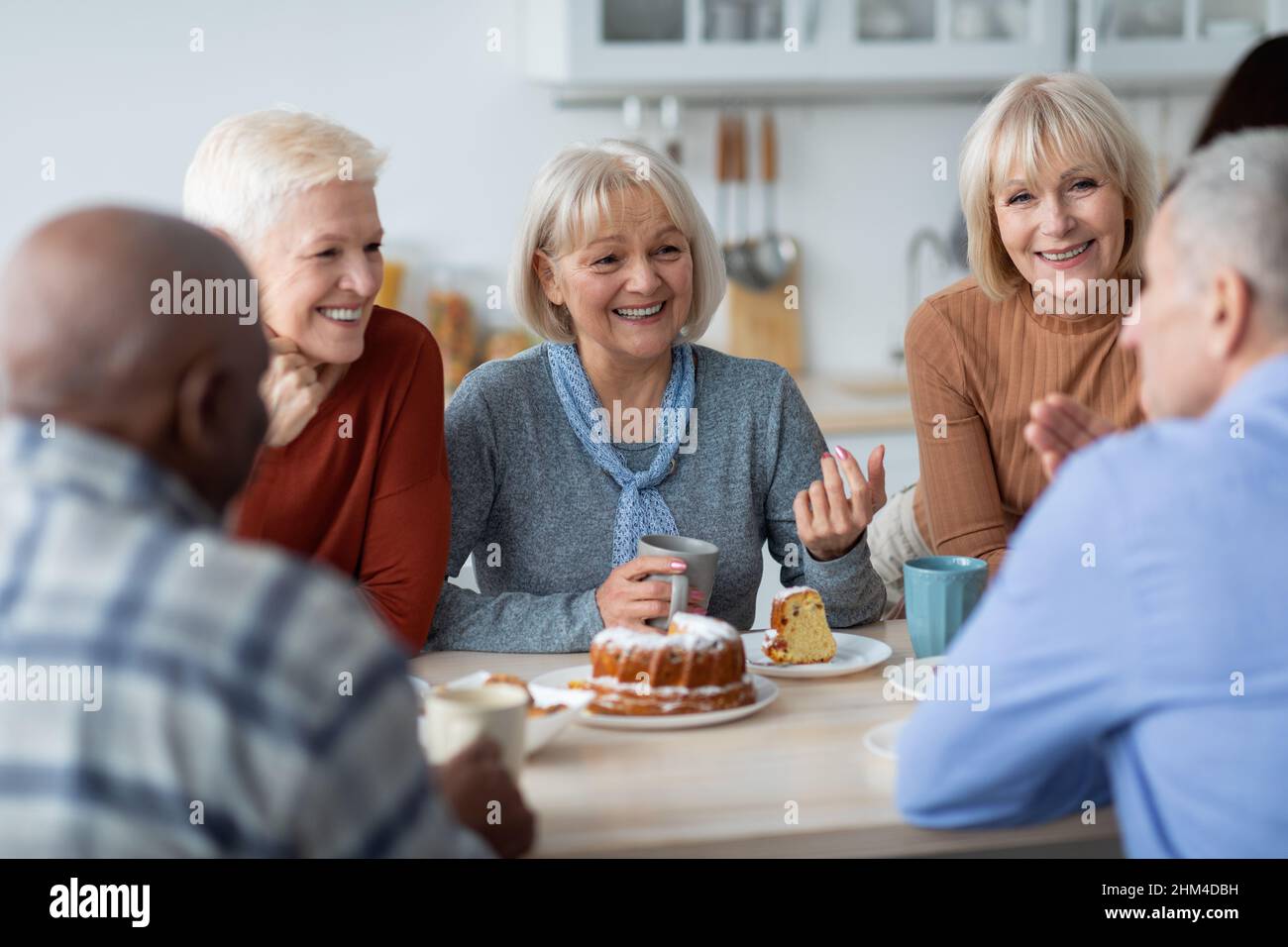 Persone anziane sane e attive che bevono il tè insieme Foto Stock