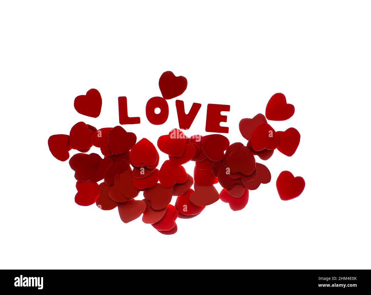 Parola Amore con molti cuori di carta rossa a sfondo bianco isolato, biglietto di auguri per San Valentino Foto Stock