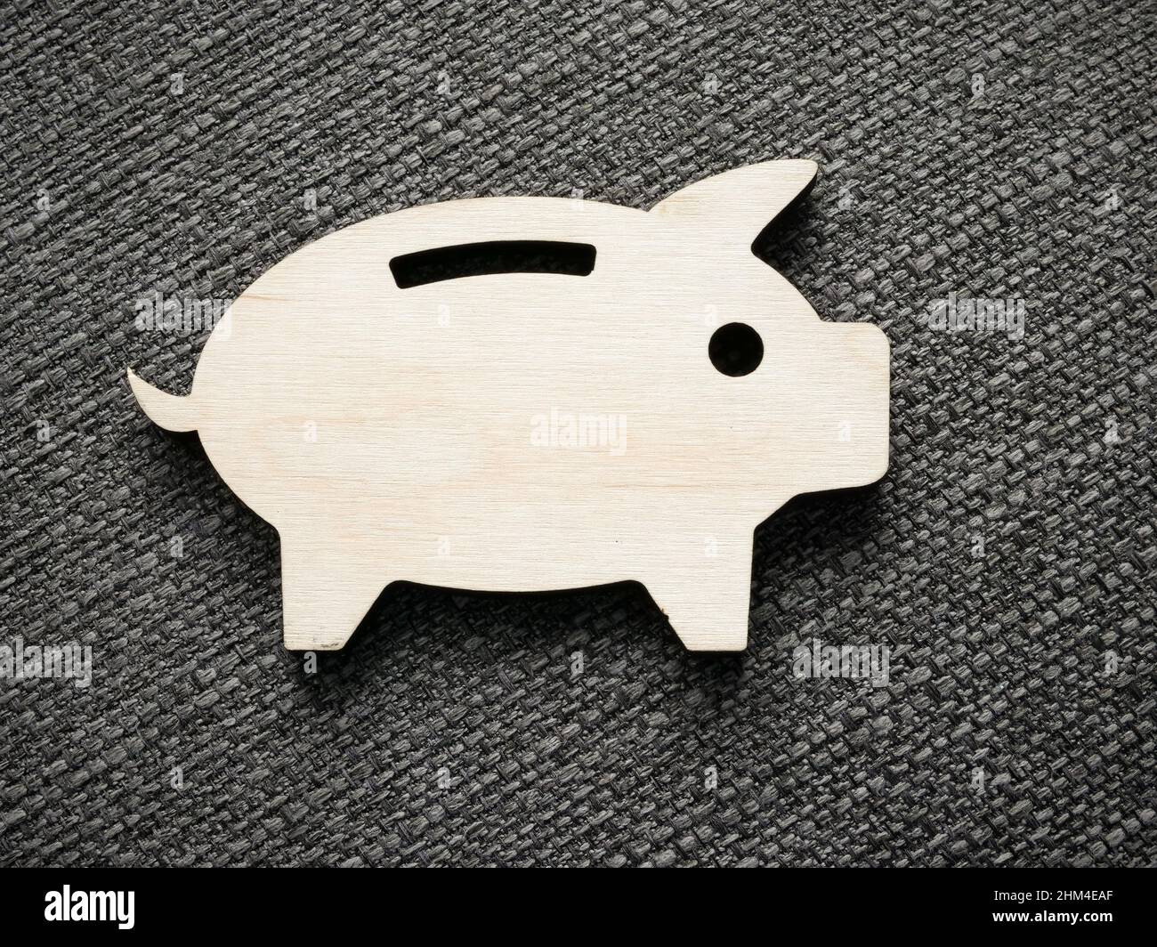 Modello in legno di Piggy banca come simbolo di risparmio. Foto Stock