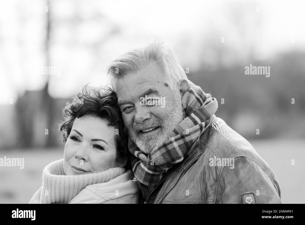 Senden, Germania. 30th Jan 2022. Harry Wijnvoord, presentatore olandese ('il prezzo è caldo'), e sua moglie Iris Wijnvoord stanno fuori dalla loro casa. Credit: Rolf Vennenbernd/dpa/Alamy Live News Foto Stock