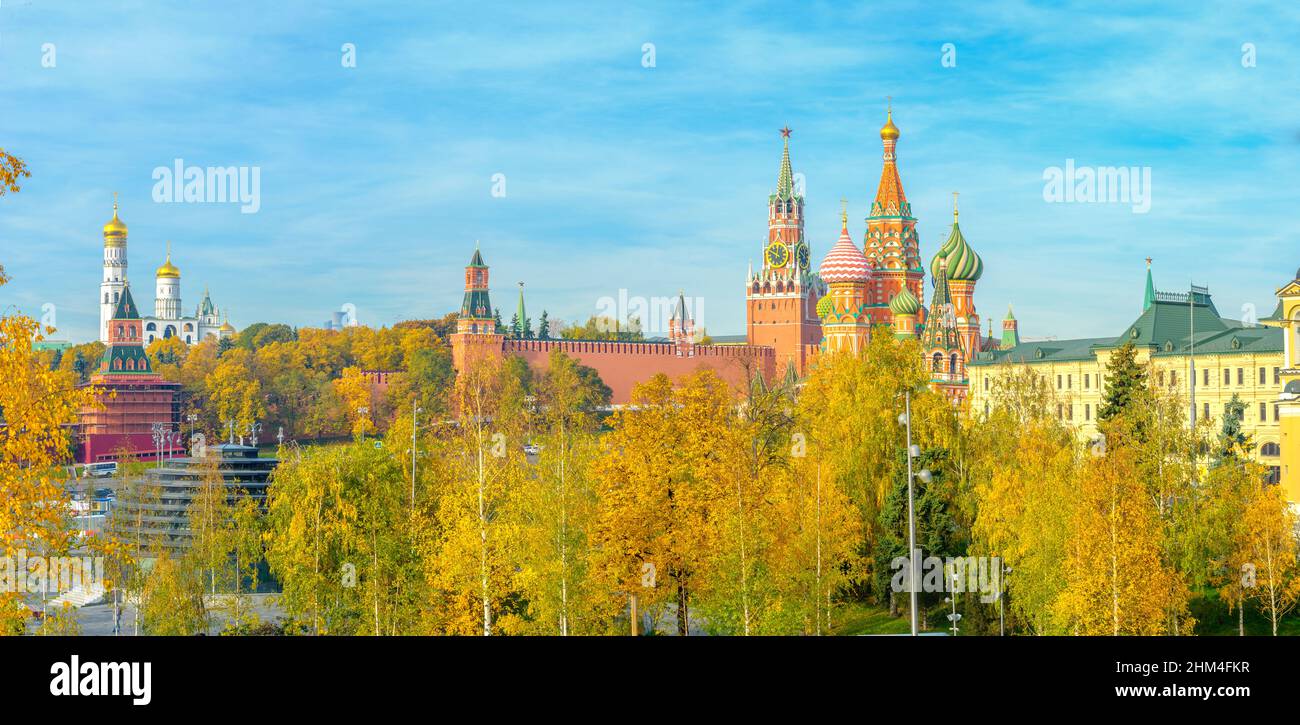 Panorama del Cremlino di Mosca e della Chiesa di San Basilio in una soleggiata giornata autunnale. L'attrazione più popolare di Mosca. Russia Foto Stock