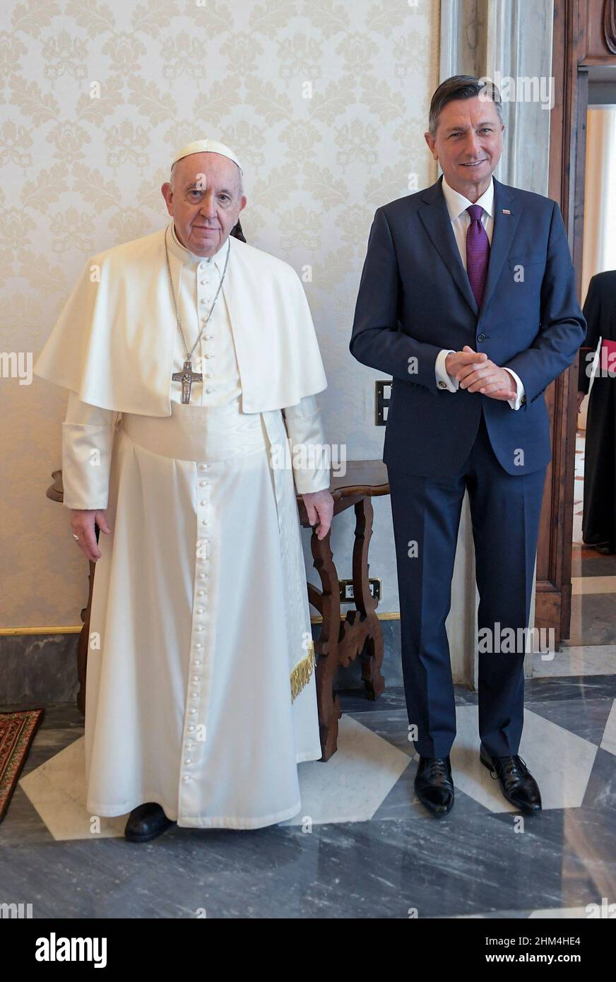 Città del Vaticano, Vatikanstadt. 07th Feb 2022. Papa Francesco ha ricevuto in udienza questa mattina: Borut Pahor, Presidente della Repubblica di Slovenia. Città del Vaticano. (Vaticano) 7th, Febbraio 2022 LIMITATO ALL'USO EDITORIALE - Vatican Media/Spaziani. Credit: dpa/Alamy Live News Foto Stock