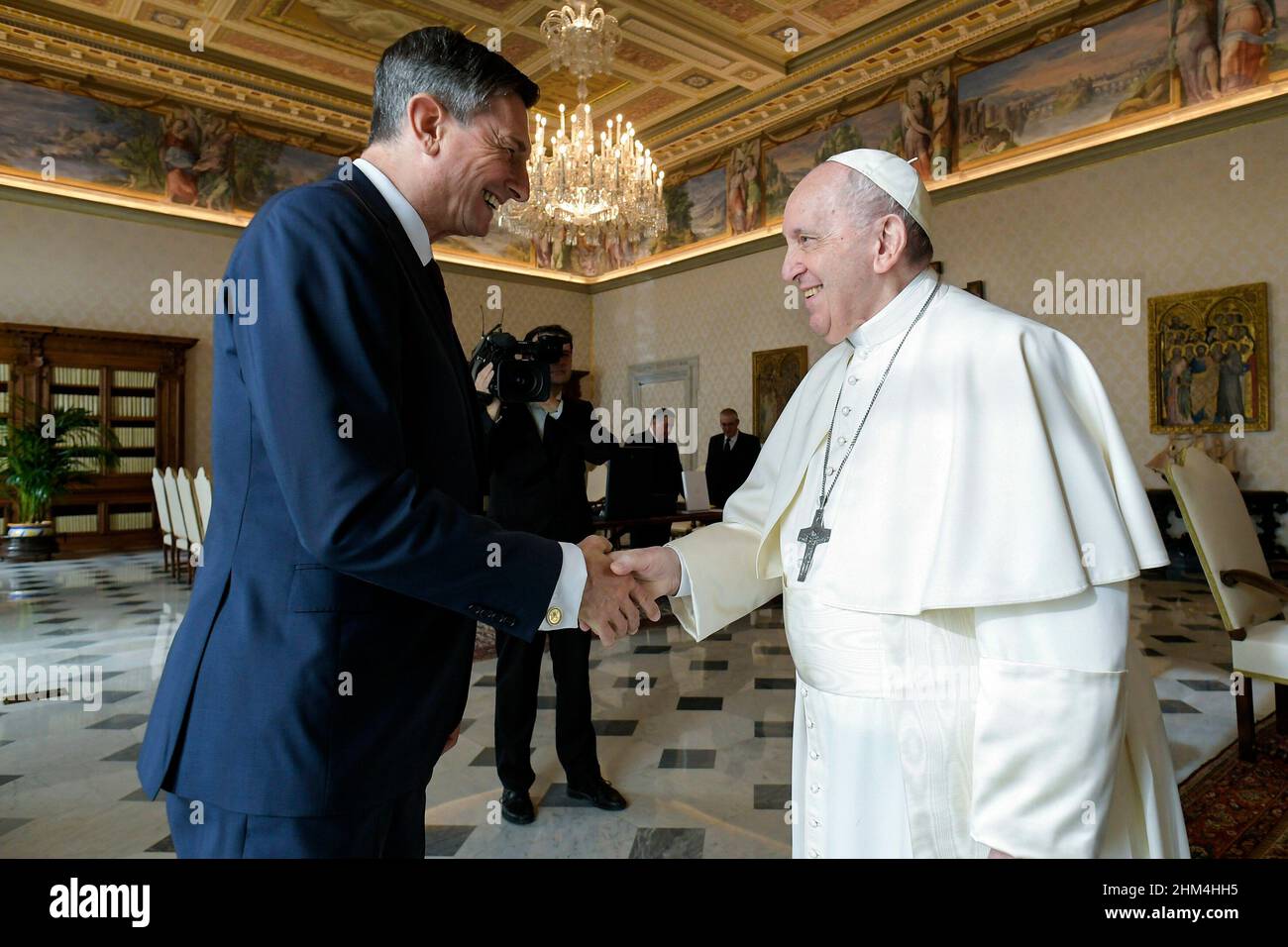 Città del Vaticano, Vatikanstadt. 07th Feb 2022. Papa Francesco ha ricevuto in udienza questa mattina: Borut Pahor, Presidente della Repubblica di Slovenia. Città del Vaticano. (Vaticano) 7th, Febbraio 2022 LIMITATO ALL'USO EDITORIALE - Vatican Media/Spaziani. Credit: dpa/Alamy Live News Foto Stock