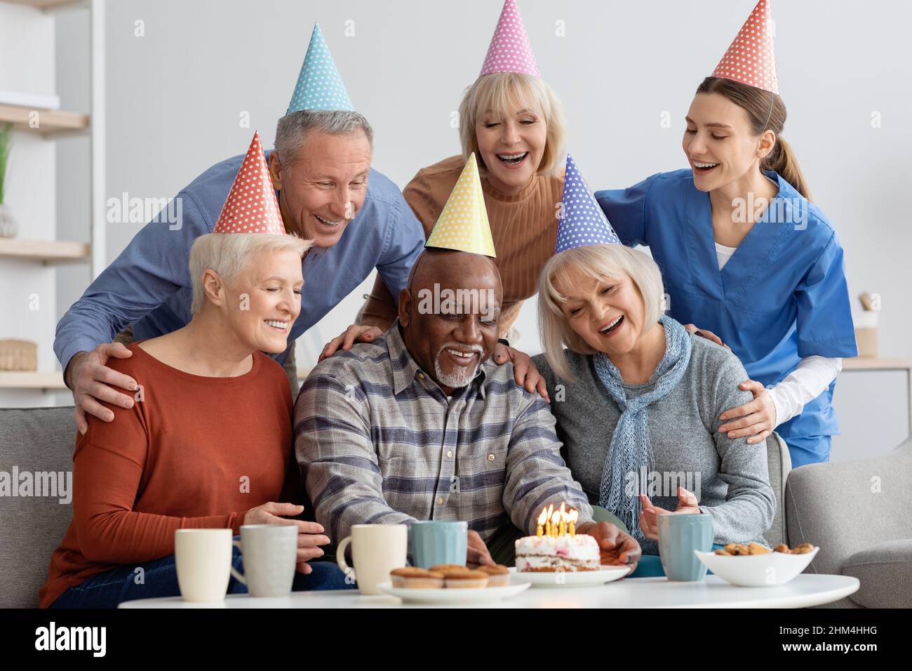 Uomo nero anziano che ha festa di compleanno nella casa di cura Foto Stock
