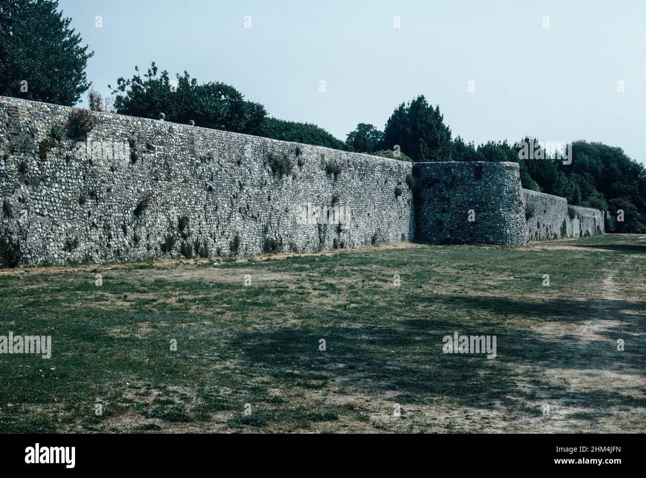 Mura di pietra della città romana Noviomagus Reginorum a Chichester, Sussex occidentale, Inghilterra. Scansione di archivio da un vetrino. Ottobre 1975. Foto Stock