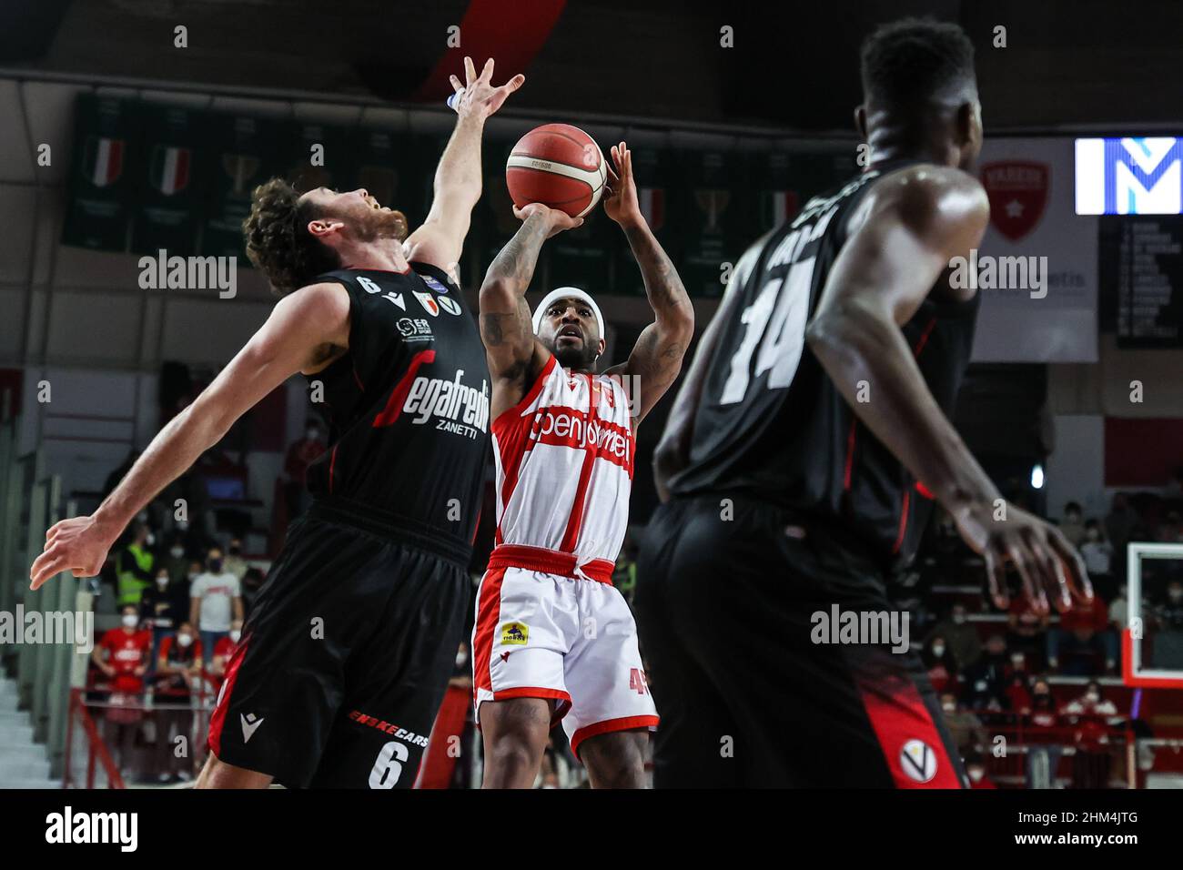 Marcus Keene #45 di Pallacanestro Varese OpenJobMetis in azione durante il basket italiano LBA Lega Basket Una gara stagionale 2021/22 tra OpenJobMetis Varese e Virtus Segafredo Bologna all'Enerxenia Arena di Varese, Italia, il 06 febbraio 2022 Foto Stock