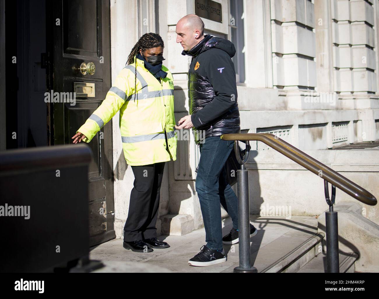 Londra, Regno Unito. 07th Feb 2022. DAN ROSENFIELD, ex capo dello staff di Boris Johnson è visto arrivare al gabinetto di Westminster. PM Boris Johnson è stato accusato di una serie di violazioni delle regole di blocco, con alcuni parlamentari che chiedono le sue dimissioni. Photo credit: Ben Cawthra/Sipa USA **NO UK SALES** Credit: Sipa USA/Alamy Live News Foto Stock