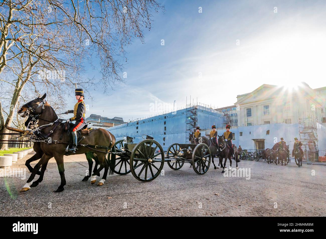 Londra, Regno Unito. 7th Feb 2022. La truppa parte per Green Park - la truppa del re Royal Horse Artillery segna il 70th anniversario di HM la regina di adesione al Trono con un saluto pistola. Sparano un 6 round Gun Salute da 41 cannoni a Green Park e questo ha segnato anche l'inizio del Giubileo del platino. Credit: Guy Bell/Alamy Live News Foto Stock