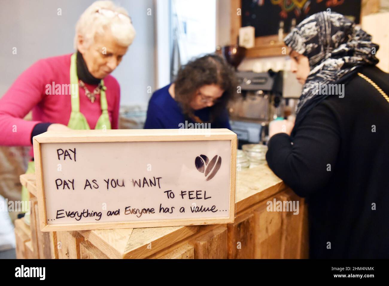 Costo della vita crisi nel Regno Unito un caffè a Leeds offre ai clienti di pagare ciò che vogliono e possono permettersi. Foto Stock
