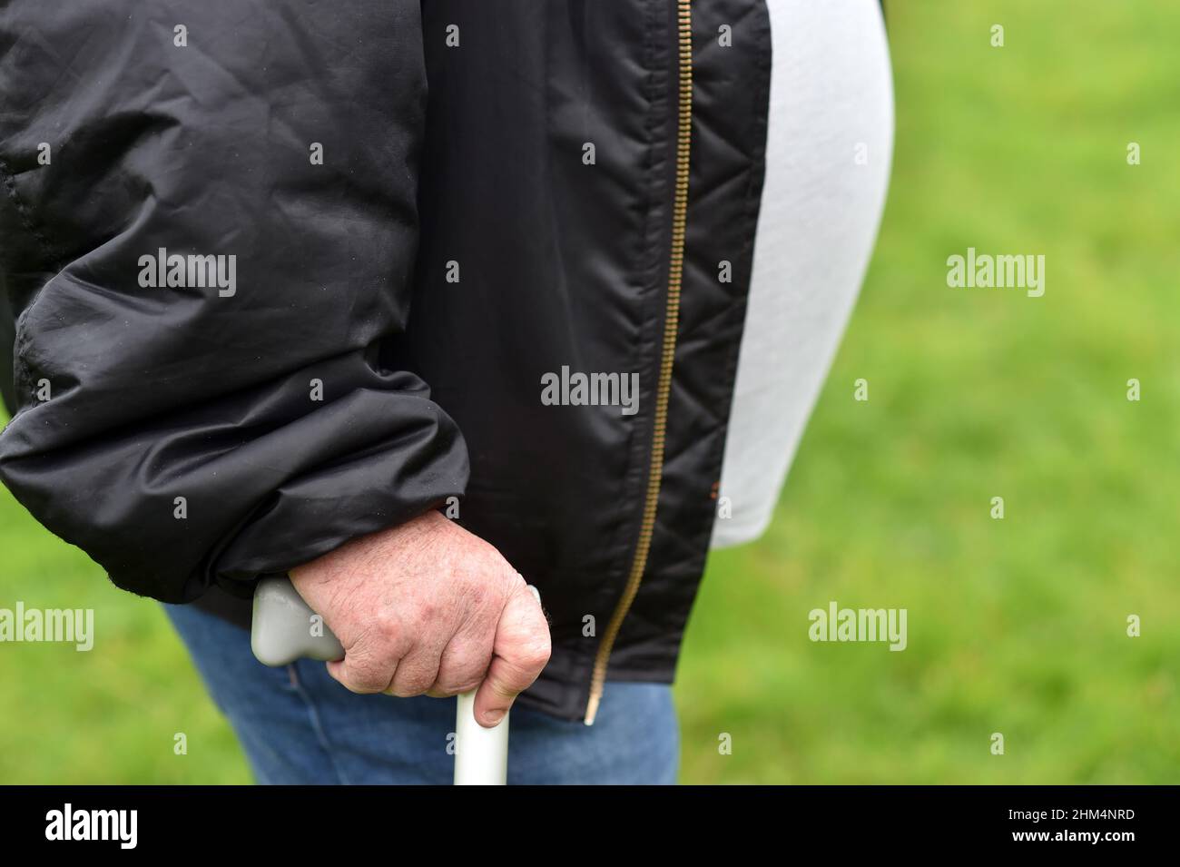 Uomo obeso con bastone da passeggio, anonimo Foto Stock