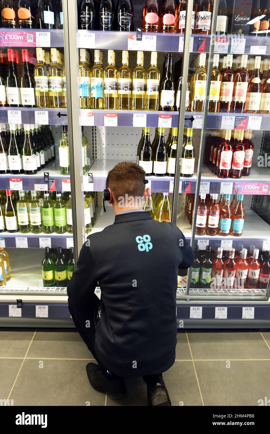 Il personale scaffali di magazzino in un supermercato UK Foto Stock