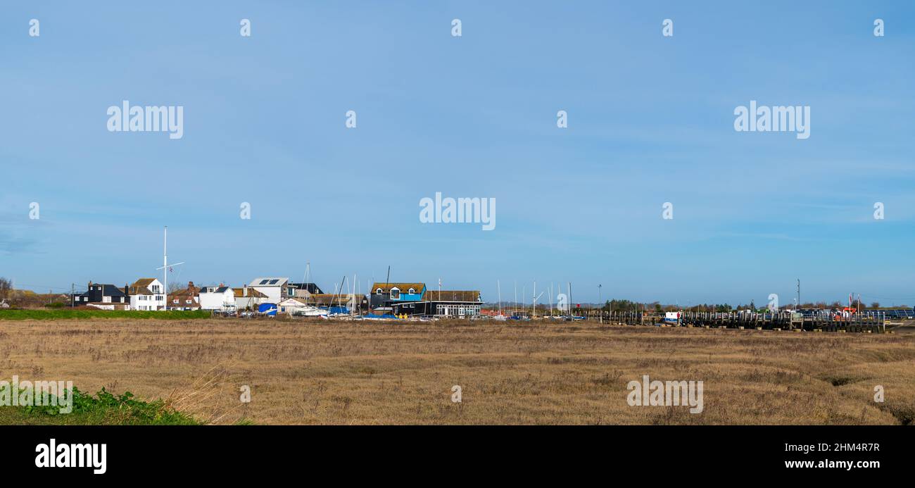 Vista verso il porto di Rye, Sussex, Regno Unito alla luce del sole invernale di prima mattina Foto Stock