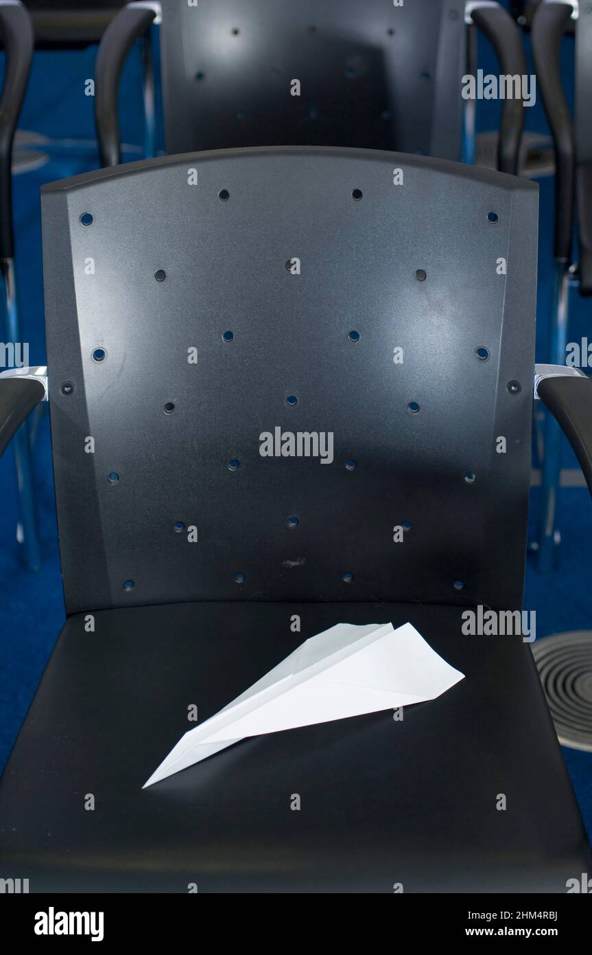 Primo piano di Un aereo cartaceo su una sedia da ufficio, Credit:Photoshot Creative / Stuart Cox / Avalon Foto Stock