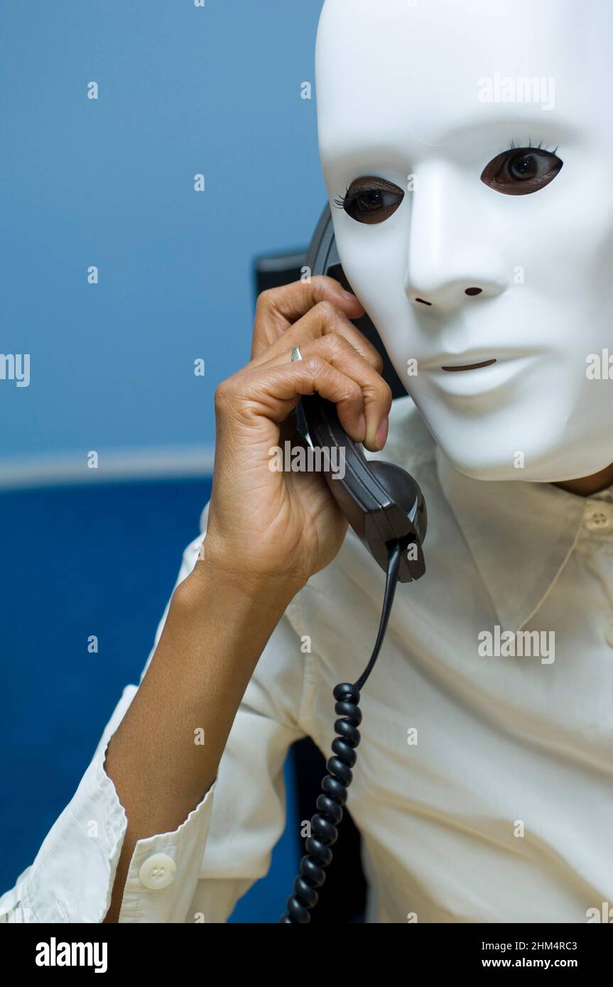 Primo piano di una persona che indossa una maschera e parla al telefono, Credit:Photoshot Creative / Stuart Cox / Avalon Foto Stock