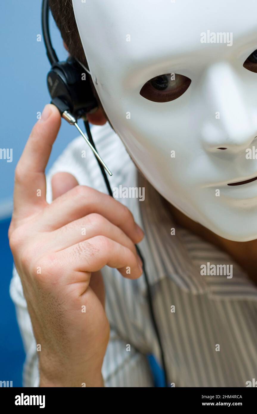 Primo piano di una persona che indossa una maschera e un auricolare, Credit:Photoshot Creative / Stuart Cox / Avalon Foto Stock