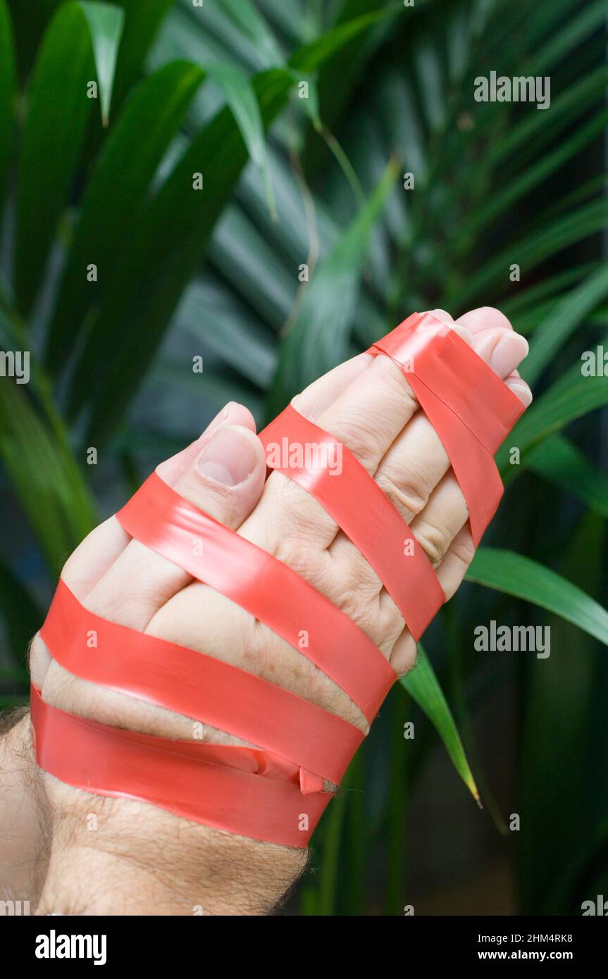 Primo piano delle mani di Una persona legata con nastro adesivo, Credit:Photoshot Creative / Stuart Cox / Avalon Foto Stock