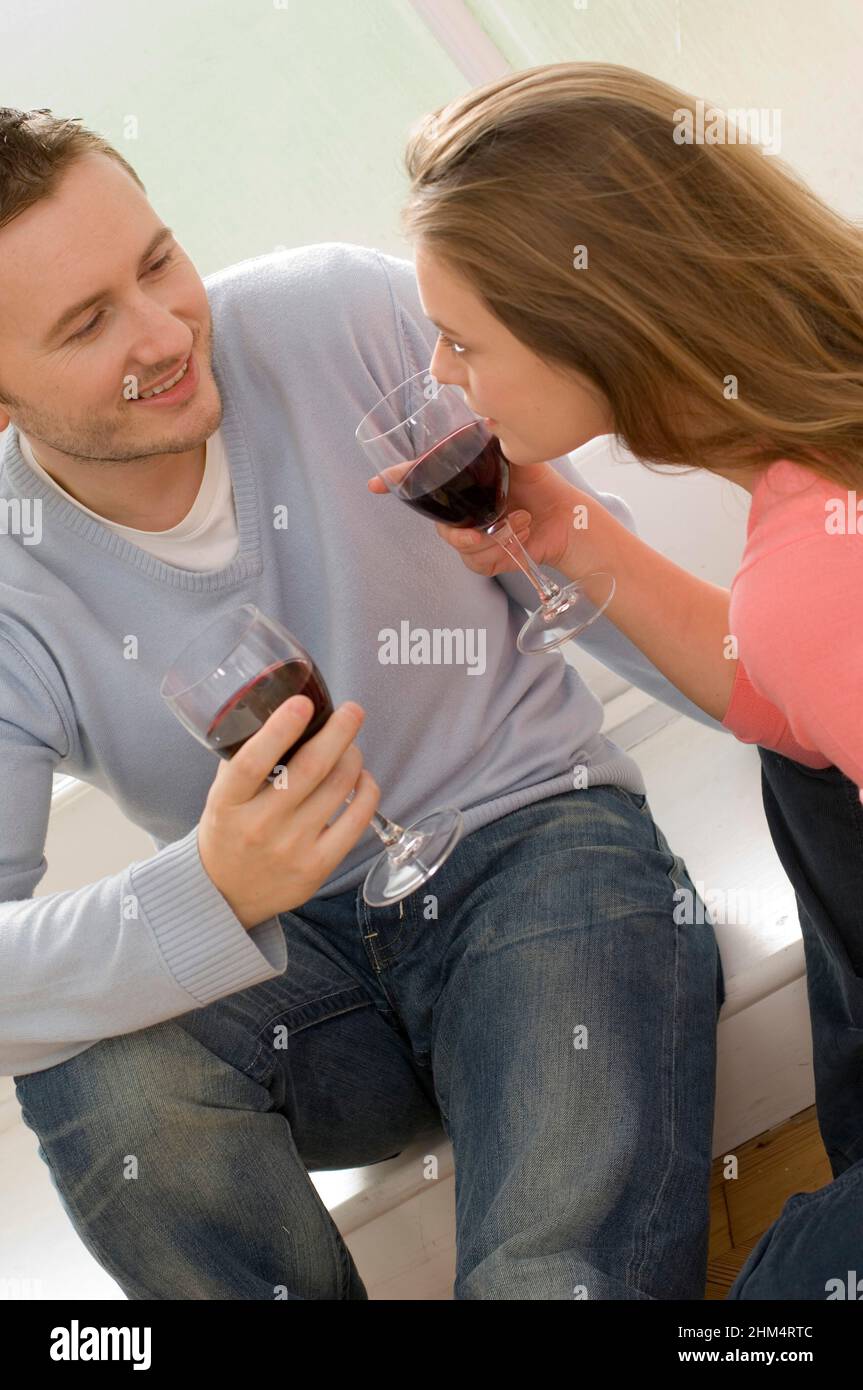 Primo piano di Una giovane coppia che tiene bicchieri di vino e si guarda l'un l'altro, Credit:Photoshot Creative / Stuart Cox / Avalon Foto Stock