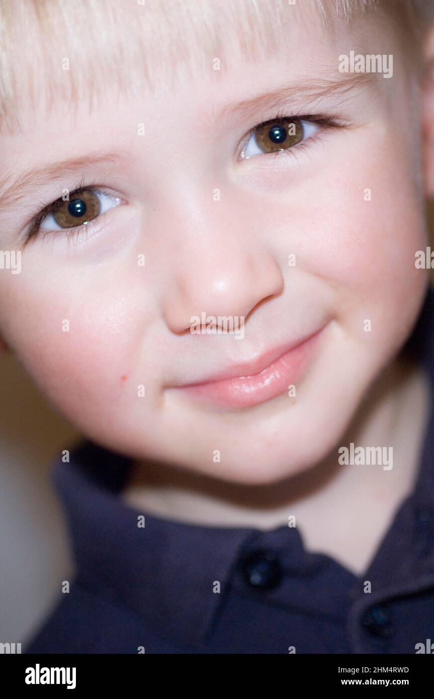 Ritratto di un ragazzo sorridente, Credit:Photoshot Creative / Stuart Cox / Avalon Foto Stock